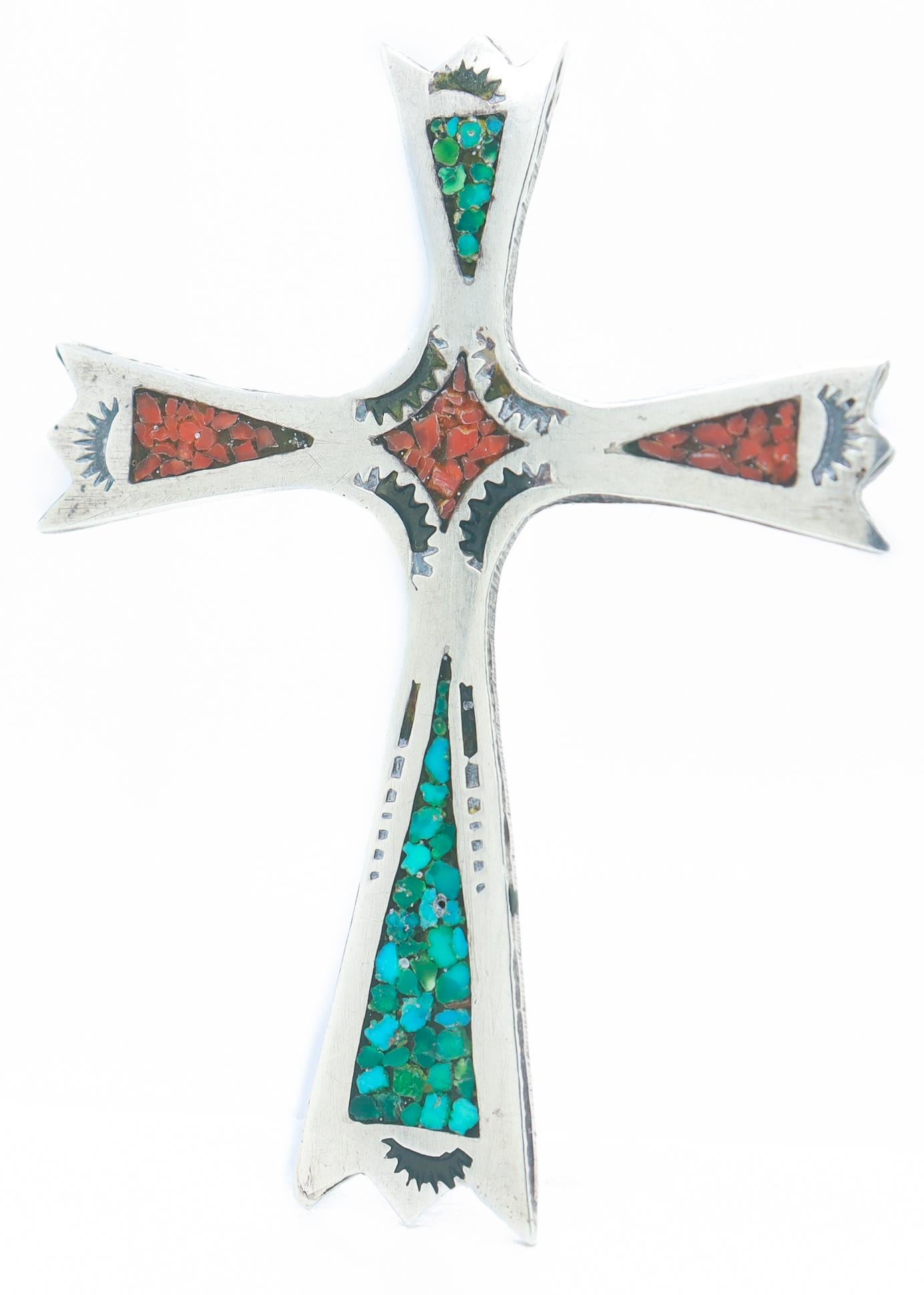 Südwestlicher Silber-, Türkis- und Korallenanhänger mit Kreuz-Anhänger für eine Halskette (Rundschliff) im Angebot