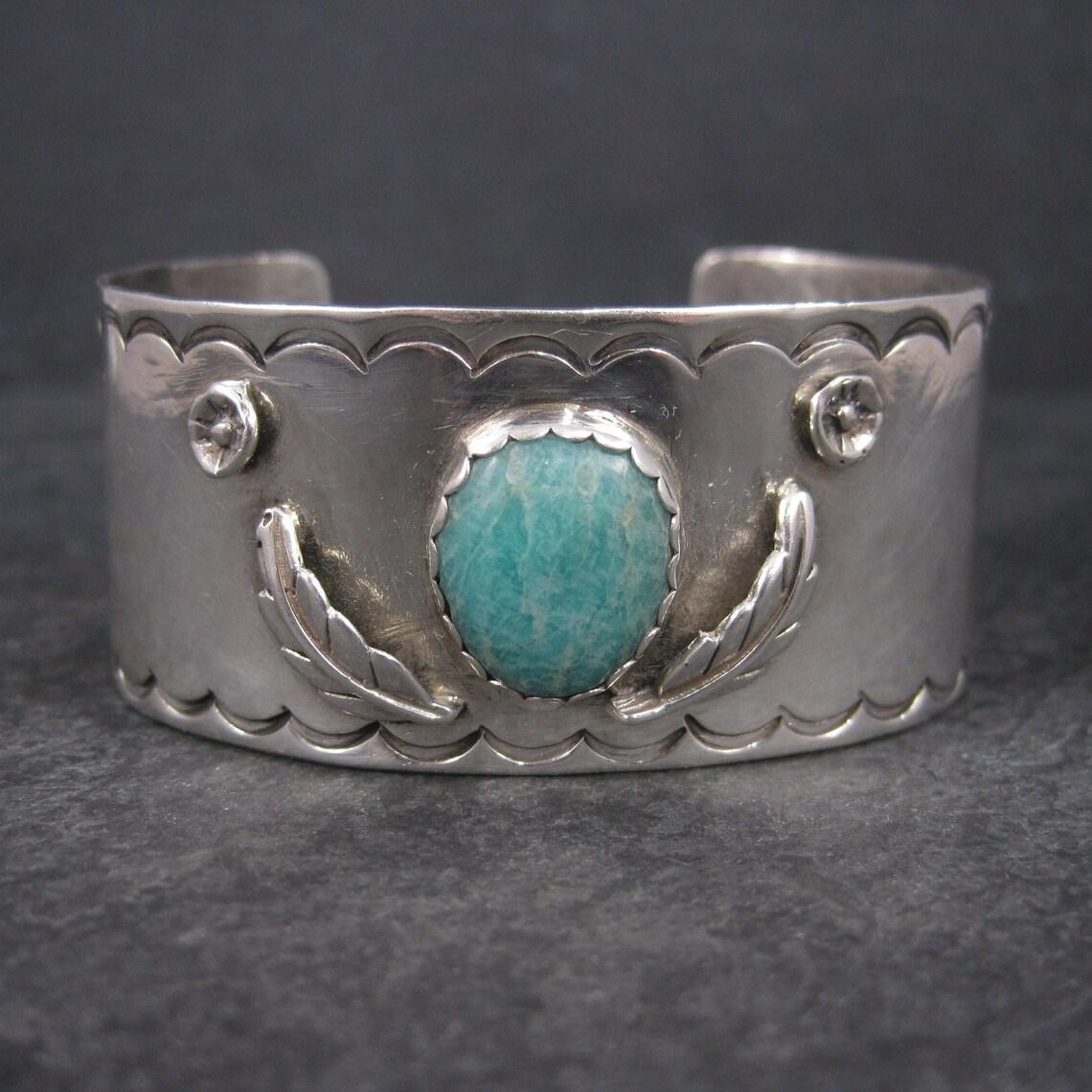 This beautiful vintage southwestern cuff bracelet is sterling silver with an amazonite gemstone.

This bracelet measures 1 1/16 inches wide.
It has an inner circumference of 6 inches including the 1 inch gap.
Weight: 37.6 grams

Marks: None - acid