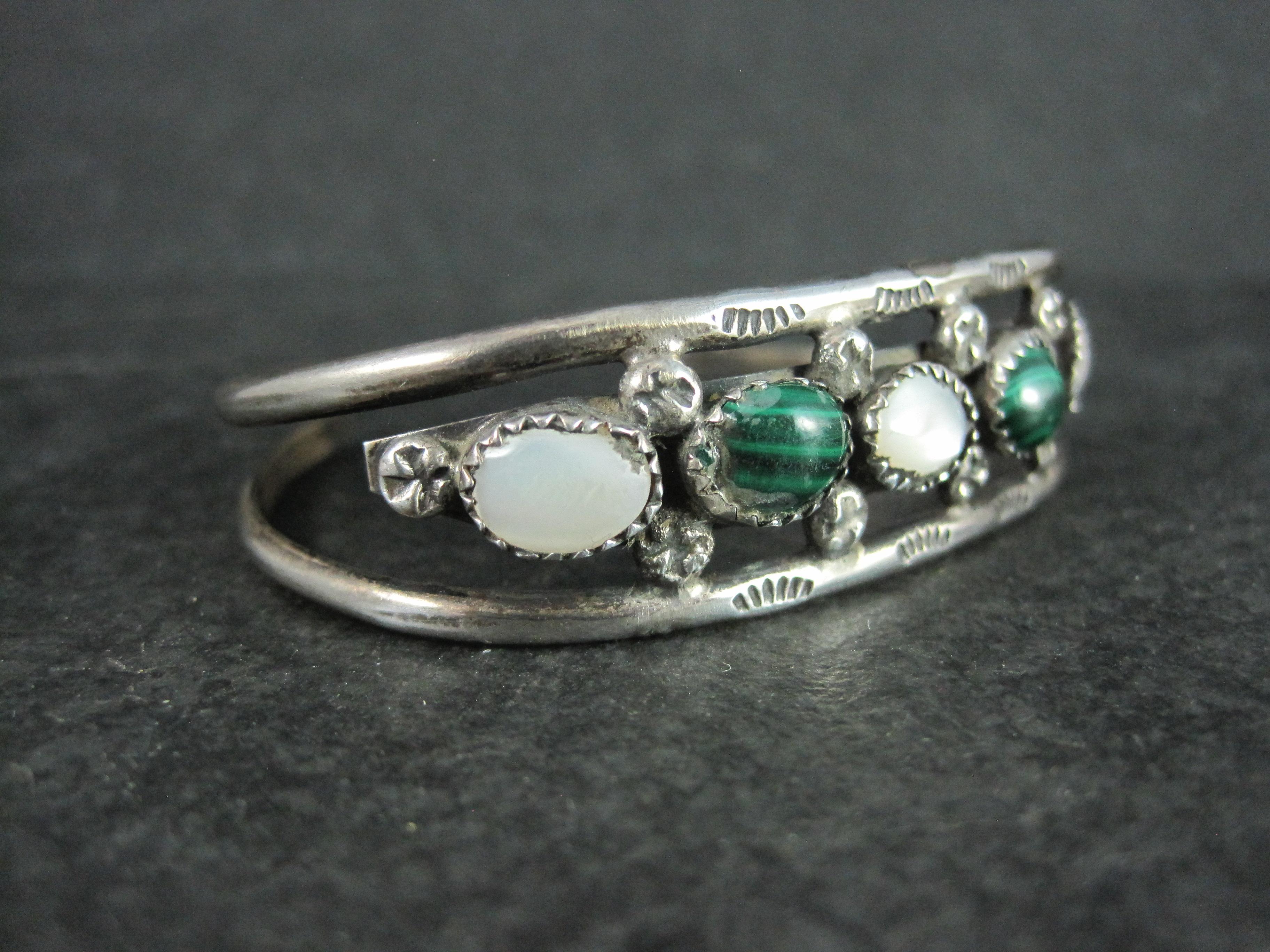 Brazalete Vintage Southwestern Sterling Malaquita Madreperla 6 Pulgadas en Bueno estado para la venta en Webster, SD
