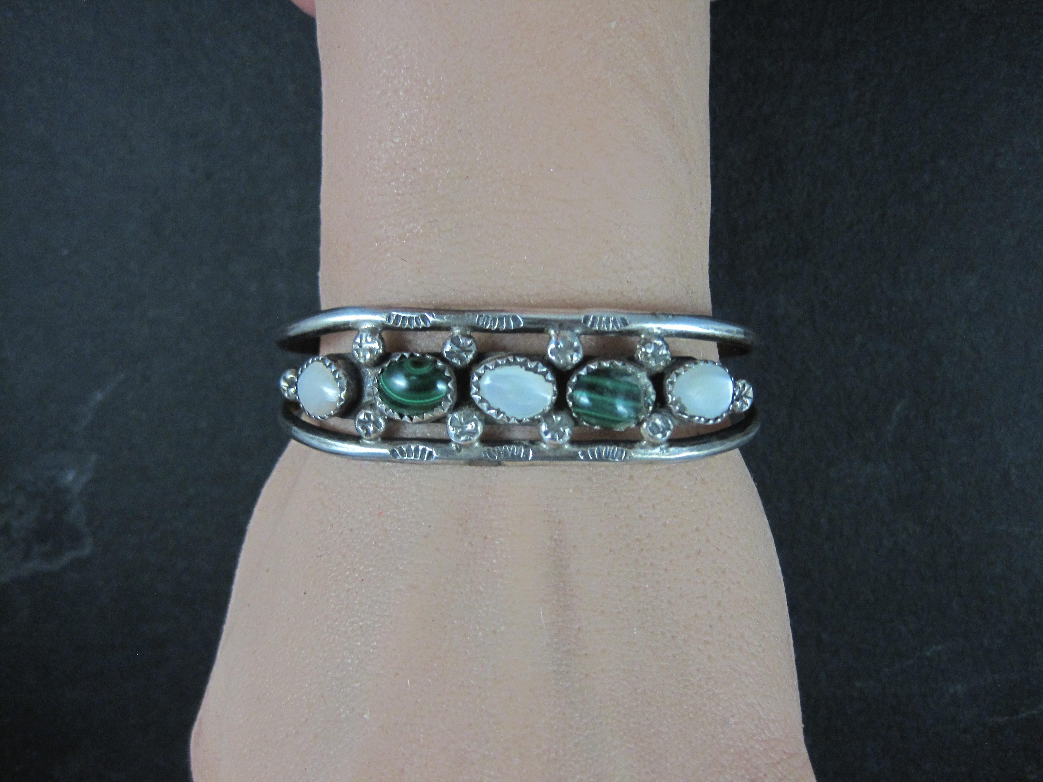 Brazalete Vintage Southwestern Sterling Malaquita Madreperla 6 Pulgadas en venta 2