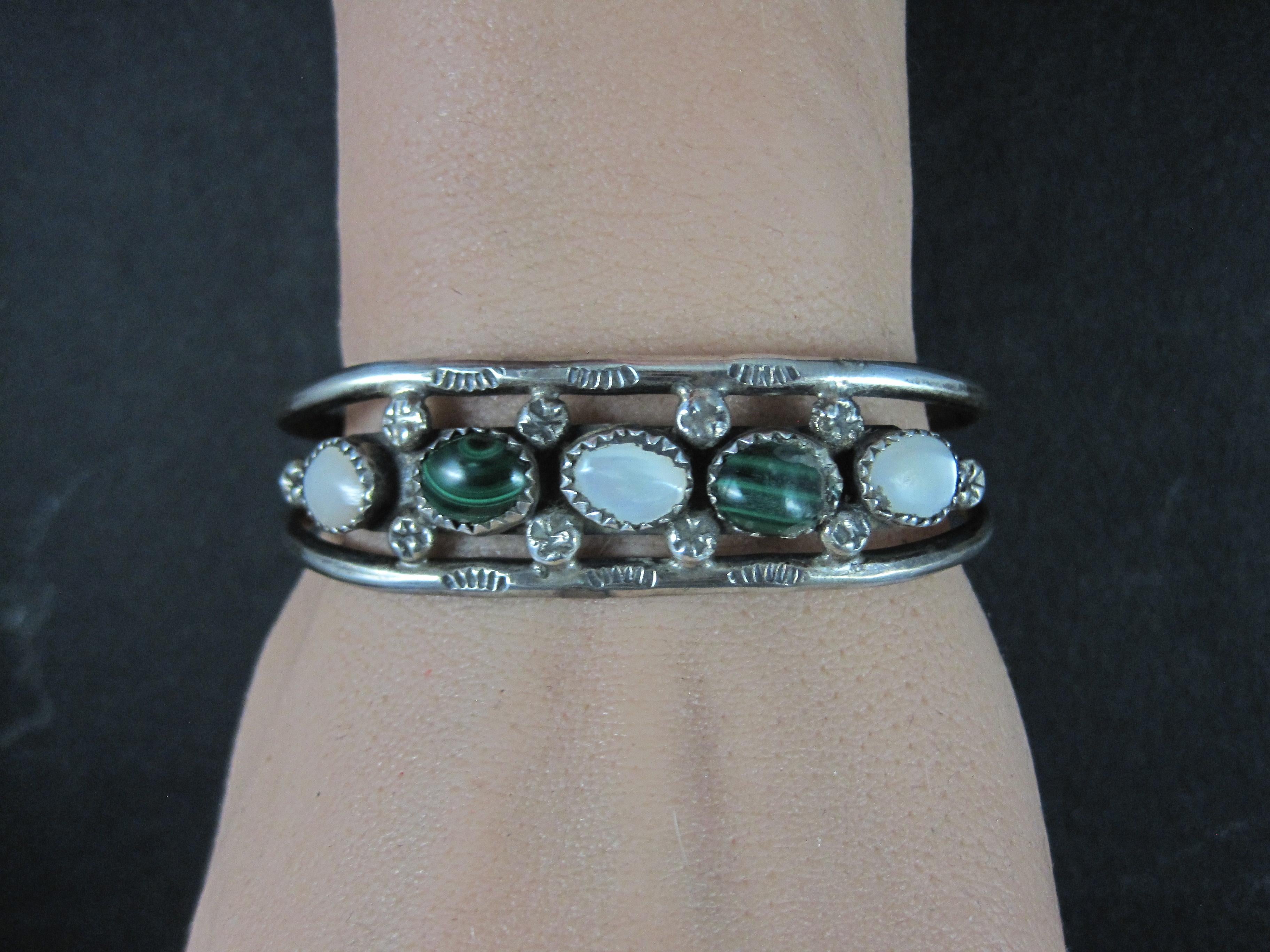 Brazalete Vintage Southwestern Sterling Malaquita Madreperla 6 Pulgadas en venta 3