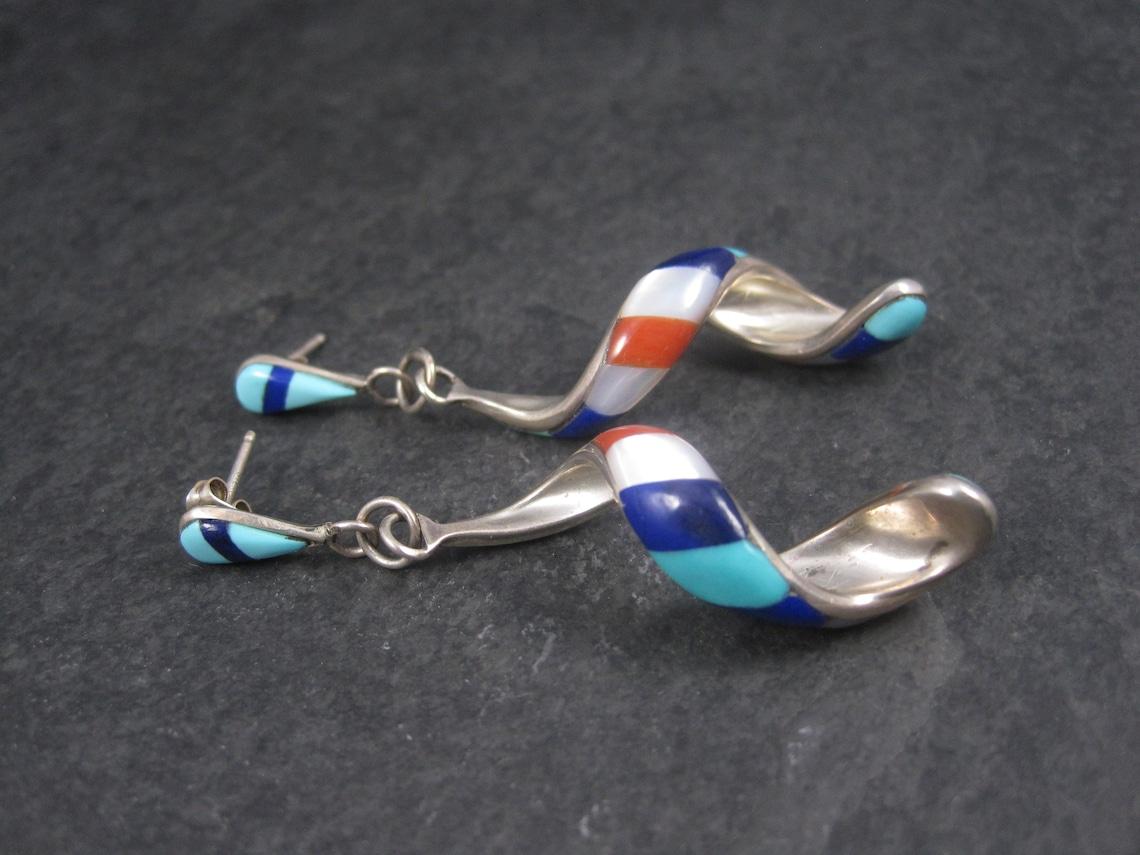Pendientes Vintage Southwestern Sterling Red White Blue Inlay en Excelente estado para la venta en Webster, SD