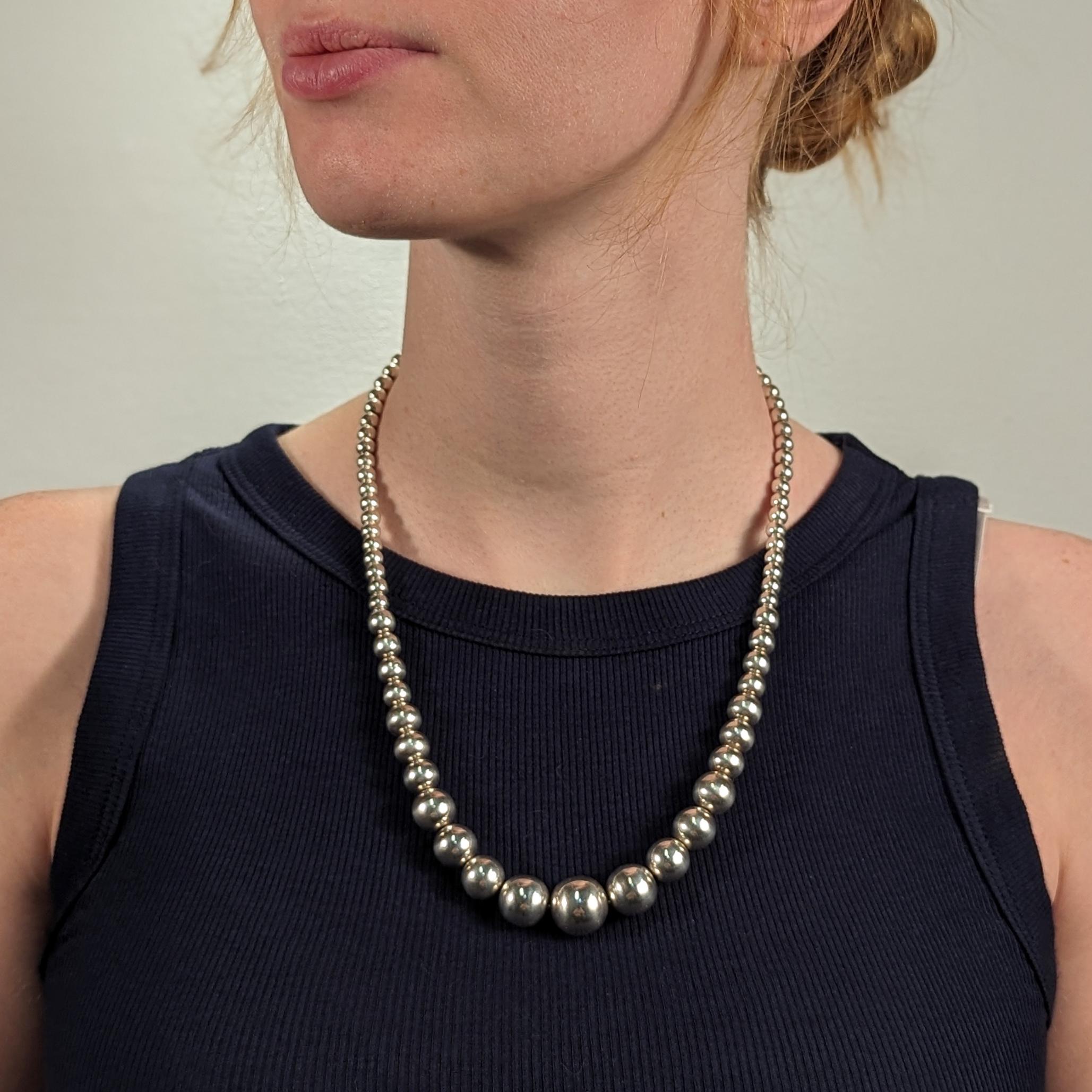 A vintage Southwestern style beaded necklace.

In sterling silver.

With graduated beads strung on a silver link chain. 

Approx. 22 in.

Simply a wonderful silver beaded necklace!

Date:
20th Century

Overall Condition:
It is in overall good,