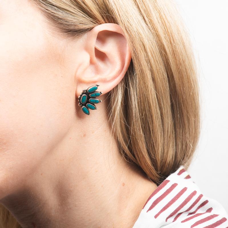 Diese Vintage-Ohrringe sind mit ovalen Steinen aus natürlichem Türkis besetzt, die sich auffächern. Sie sind in Sterlingsilber gefasst und mit einem Schraubverschluss versehen. Sie sind ein sehr einzigartiger Ohrring! Die Maße sind ungefähr 1 1/8