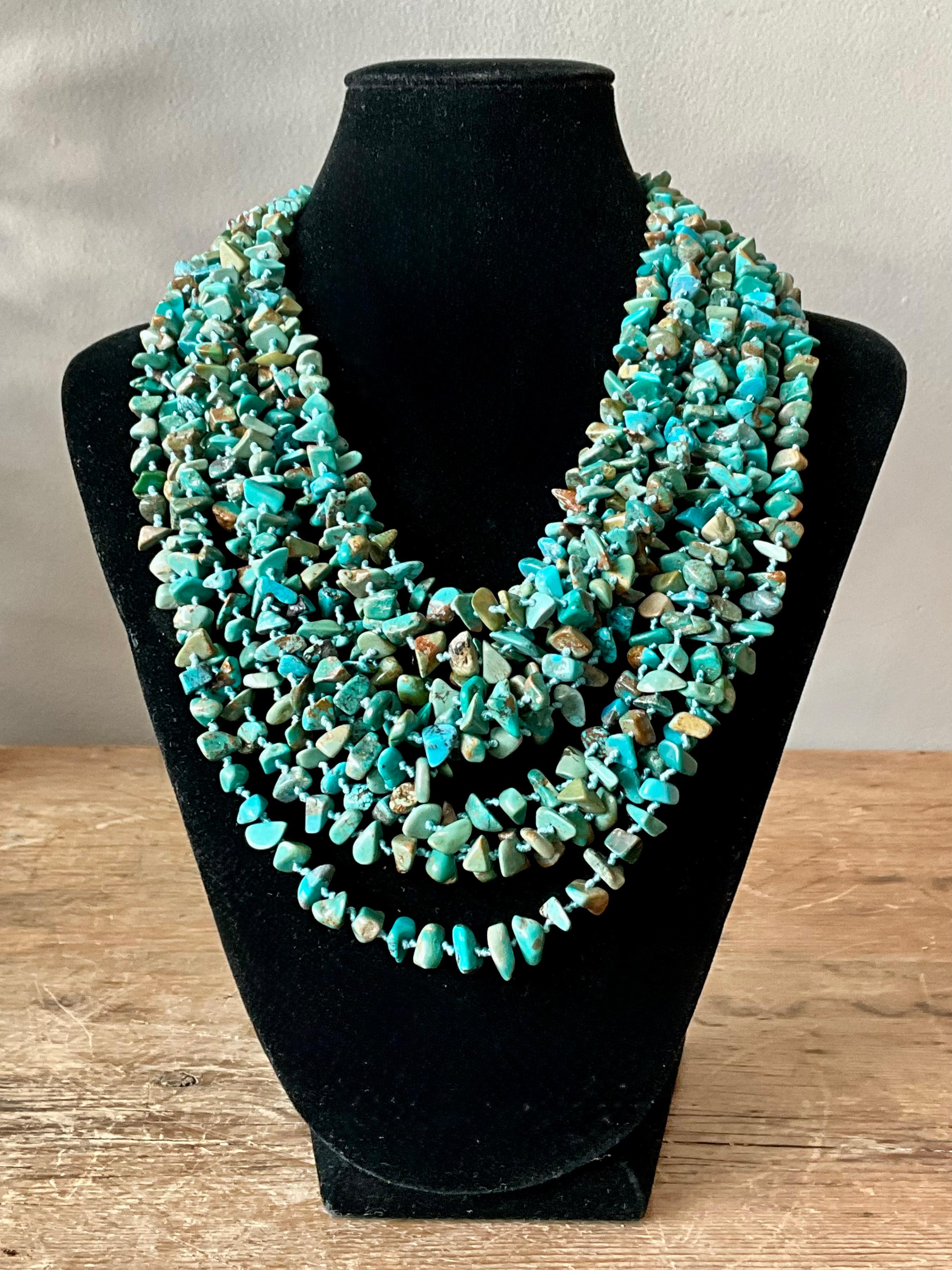 Este collar vintage de varias vueltas con esquirlas de turquesa del suroeste captura maravillosamente el espíritu del arte del desierto y la artesanía atemporal. Con múltiples hilos de virutas de turquesa auténtica en distintos tonos de azul y