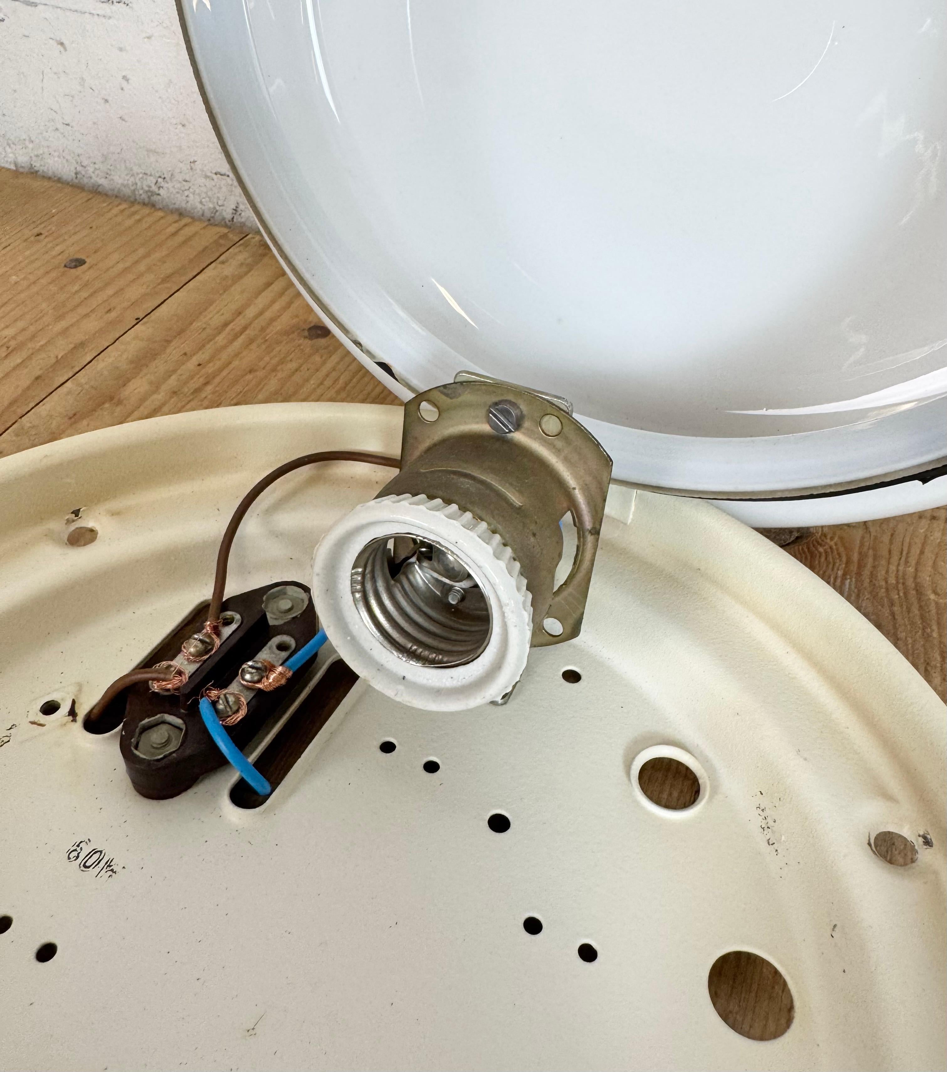 Lámpara soviética vintage de techo o pared con cristal de leche, años 80 en venta 3