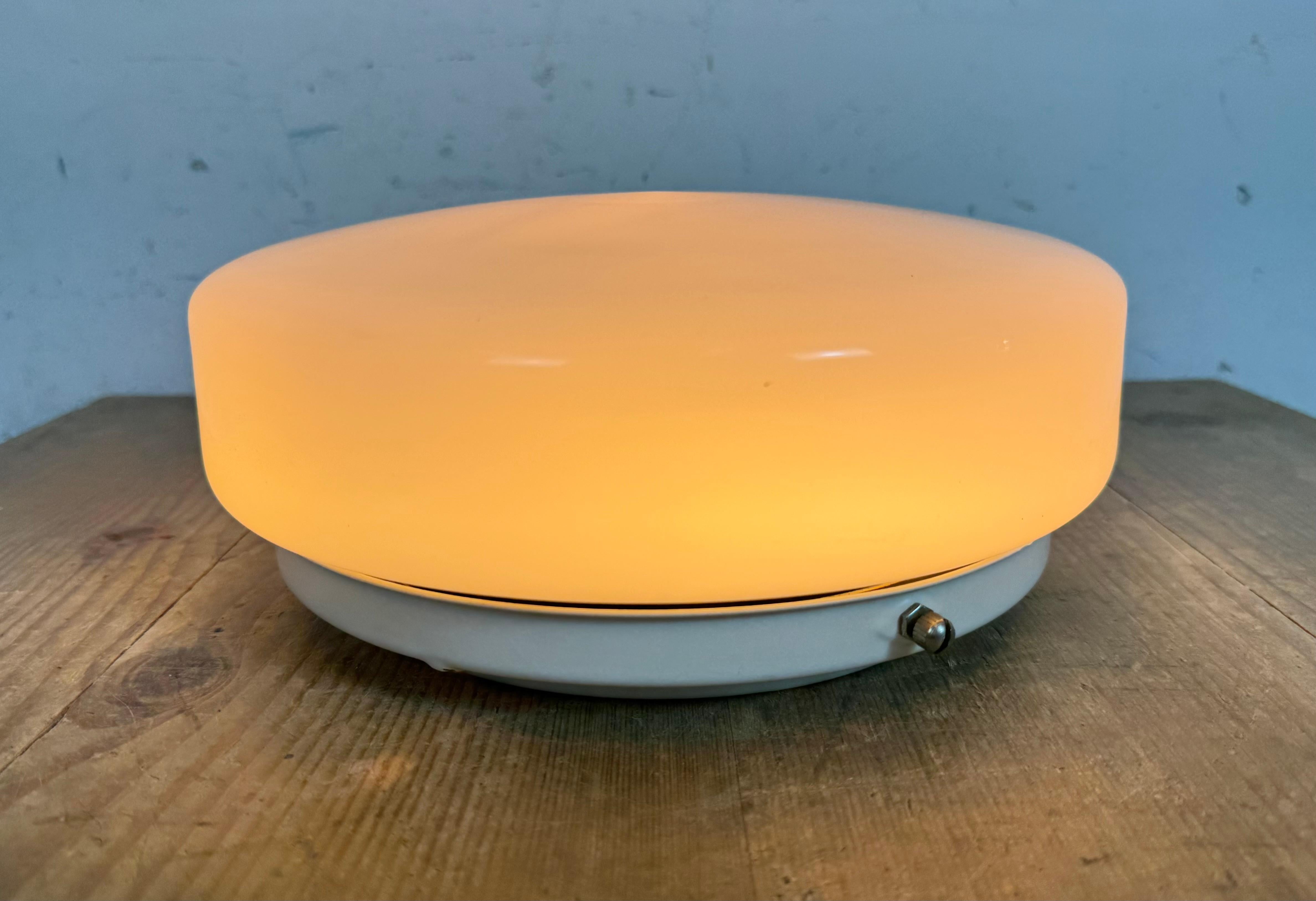 Lámpara soviética vintage de techo o pared con cristal de leche, años 80 en venta 4
