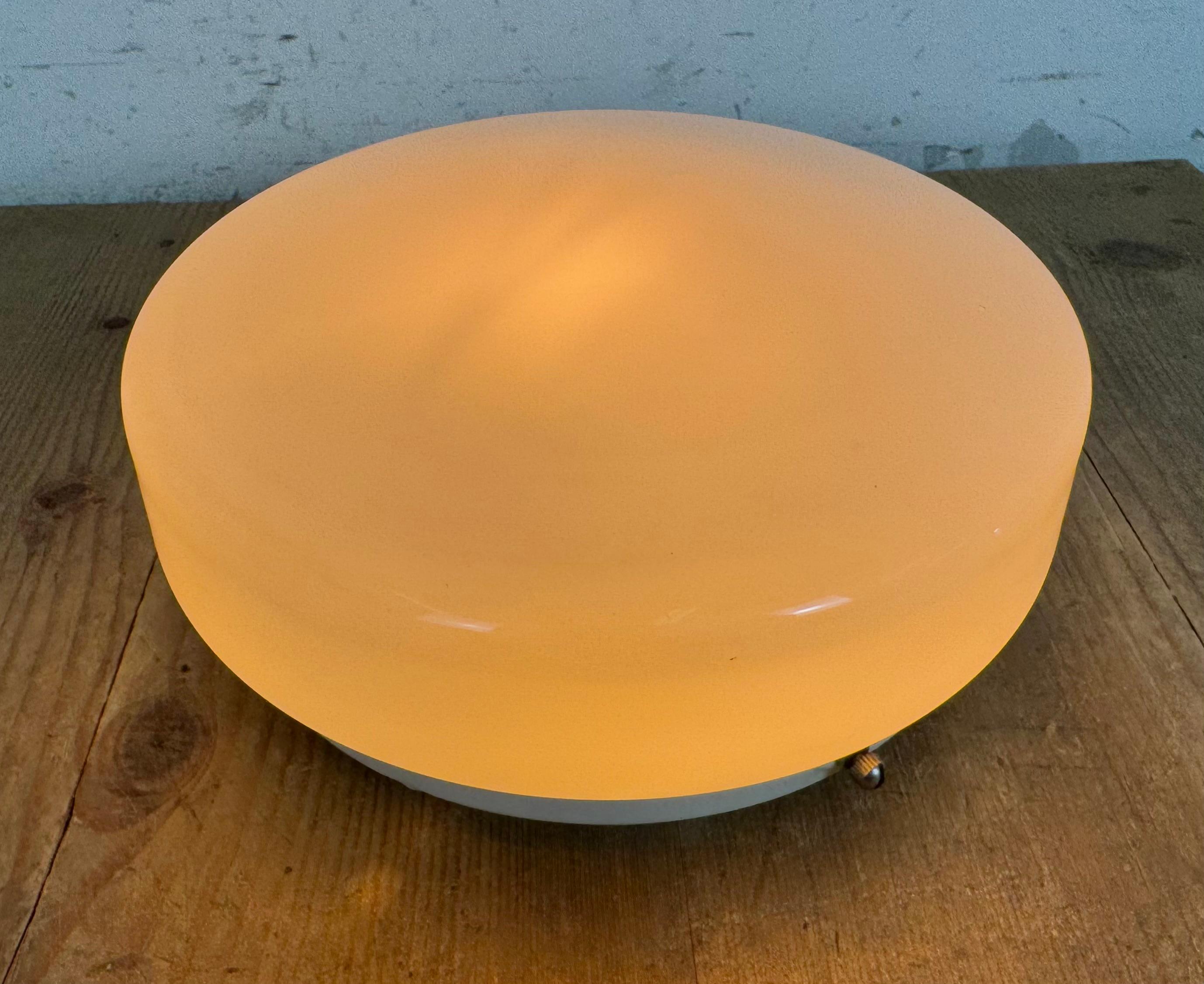 Lámpara soviética vintage de techo o pared con cristal de leche, años 80 en venta 5