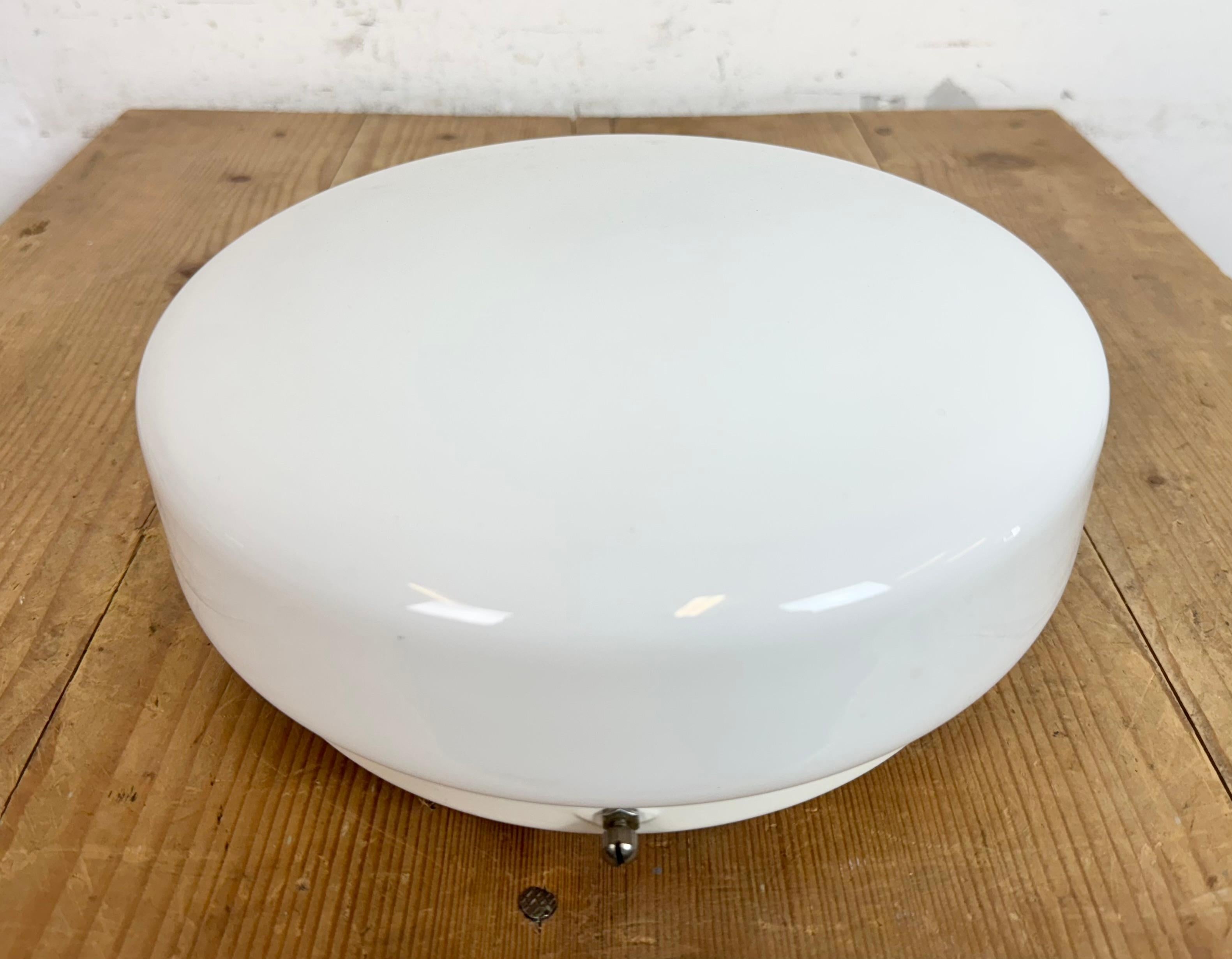 Lámpara soviética vintage de techo o pared con cristal de leche, años 80 Industrial en venta