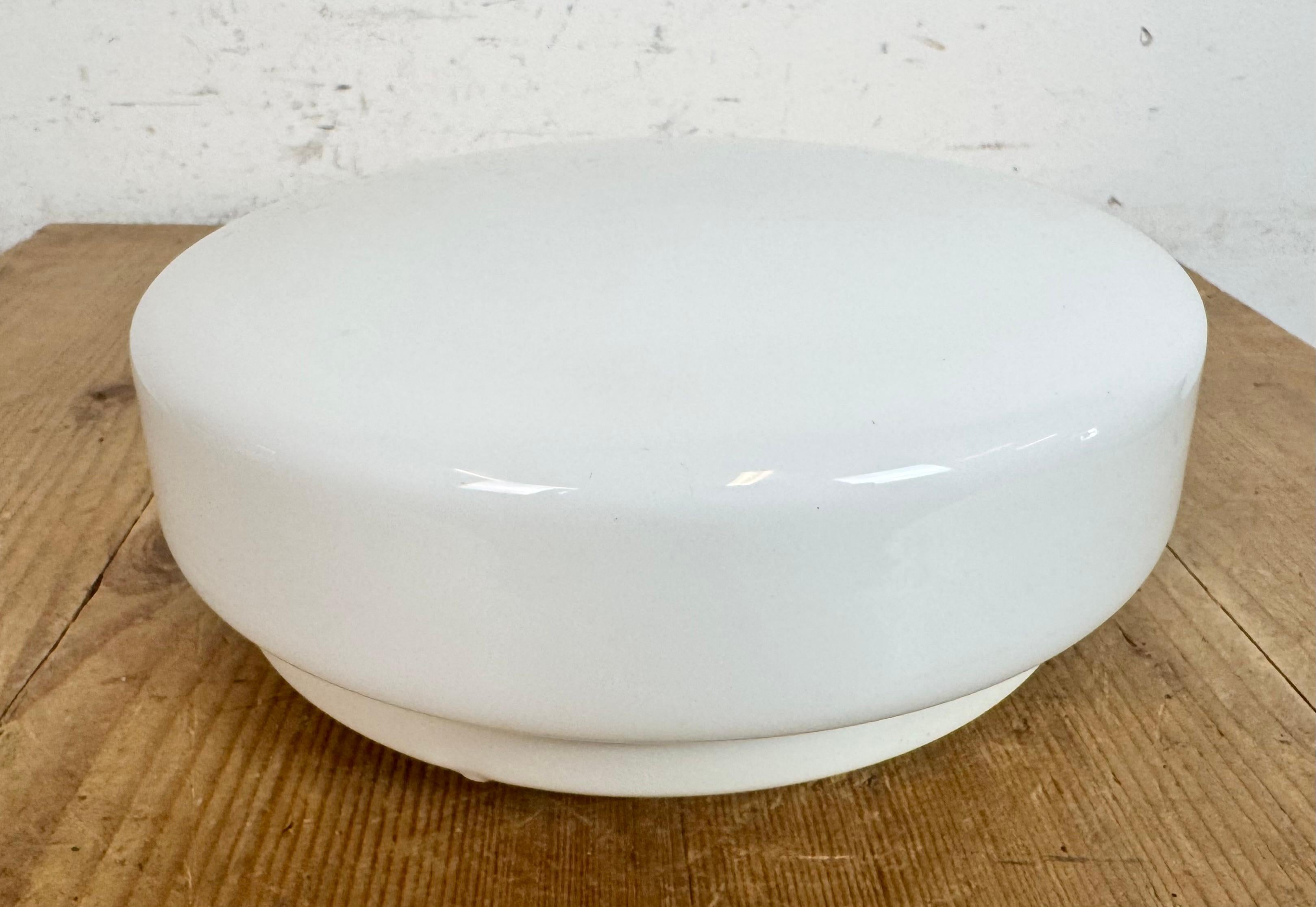 Lámpara soviética vintage de techo o pared con cristal de leche, años 80 Ruso en venta