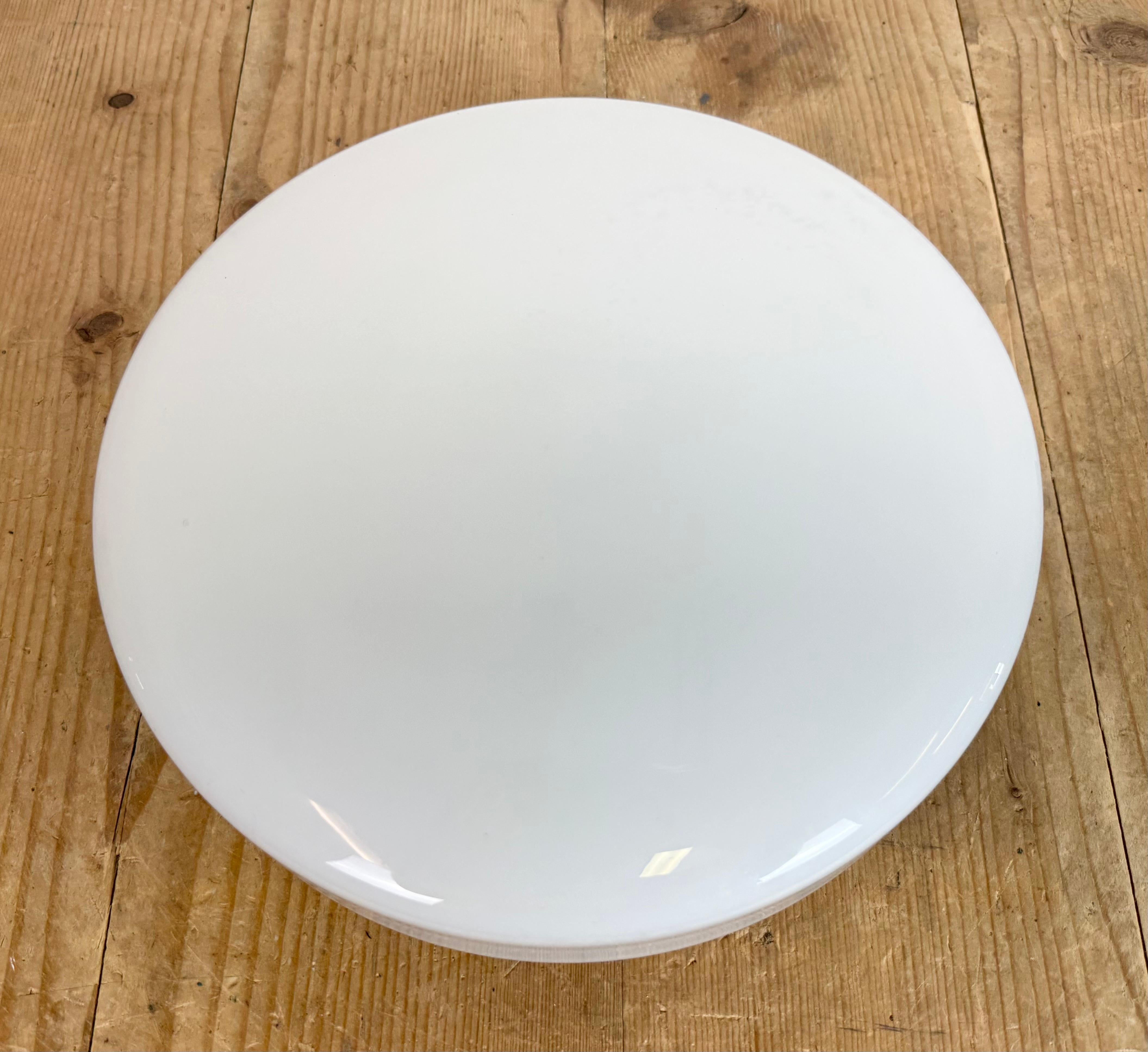Lámpara soviética vintage de techo o pared con cristal de leche, años 80 en Bueno estado para la venta en Kojetice, CZ