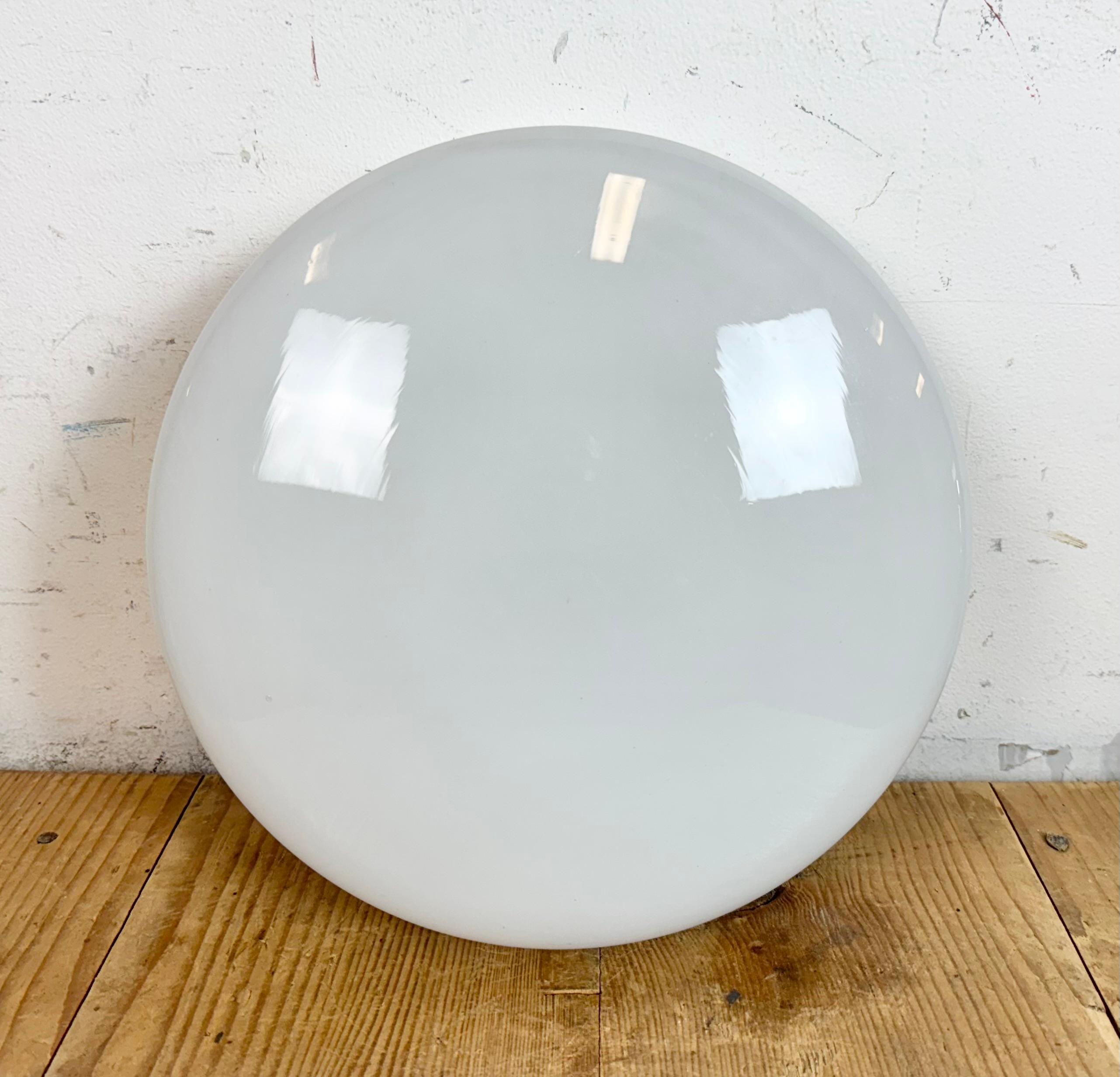 Lámpara soviética vintage de techo o pared con cristal de leche, años 80 finales del siglo XX en venta