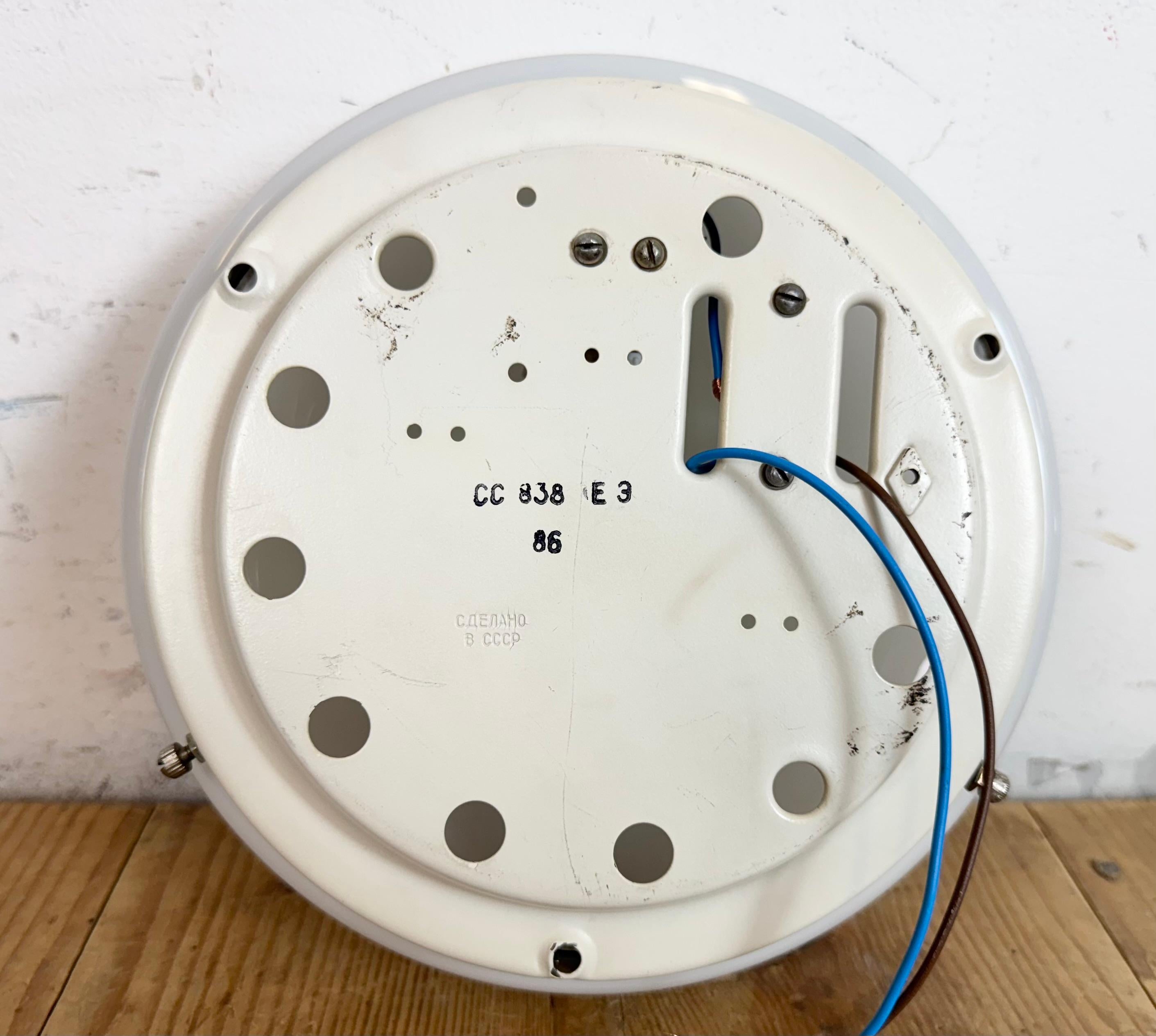 Lámpara soviética vintage de techo o pared con cristal de leche, años 80 Vidrio opalino en venta