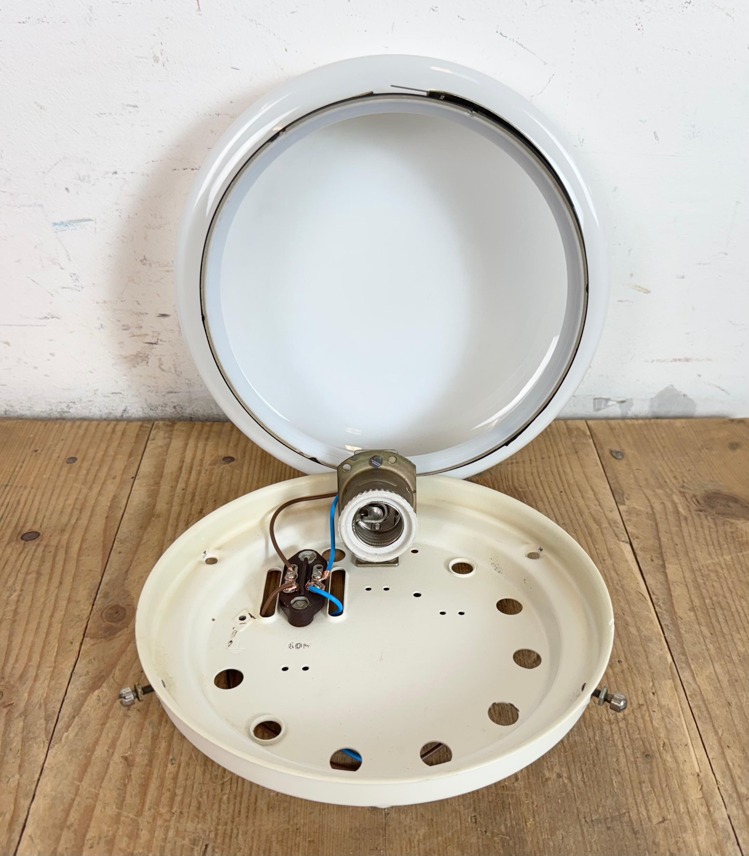 Lámpara soviética vintage de techo o pared con cristal de leche, años 80 en venta 2