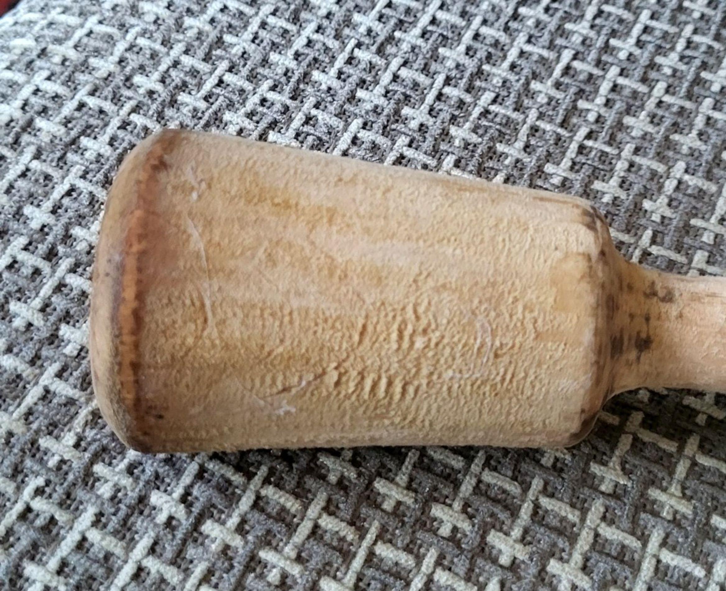 Legno Schiacciapatate in legno intagliato a mano di epoca sovietica, anni '60 - 1J200 in vendita