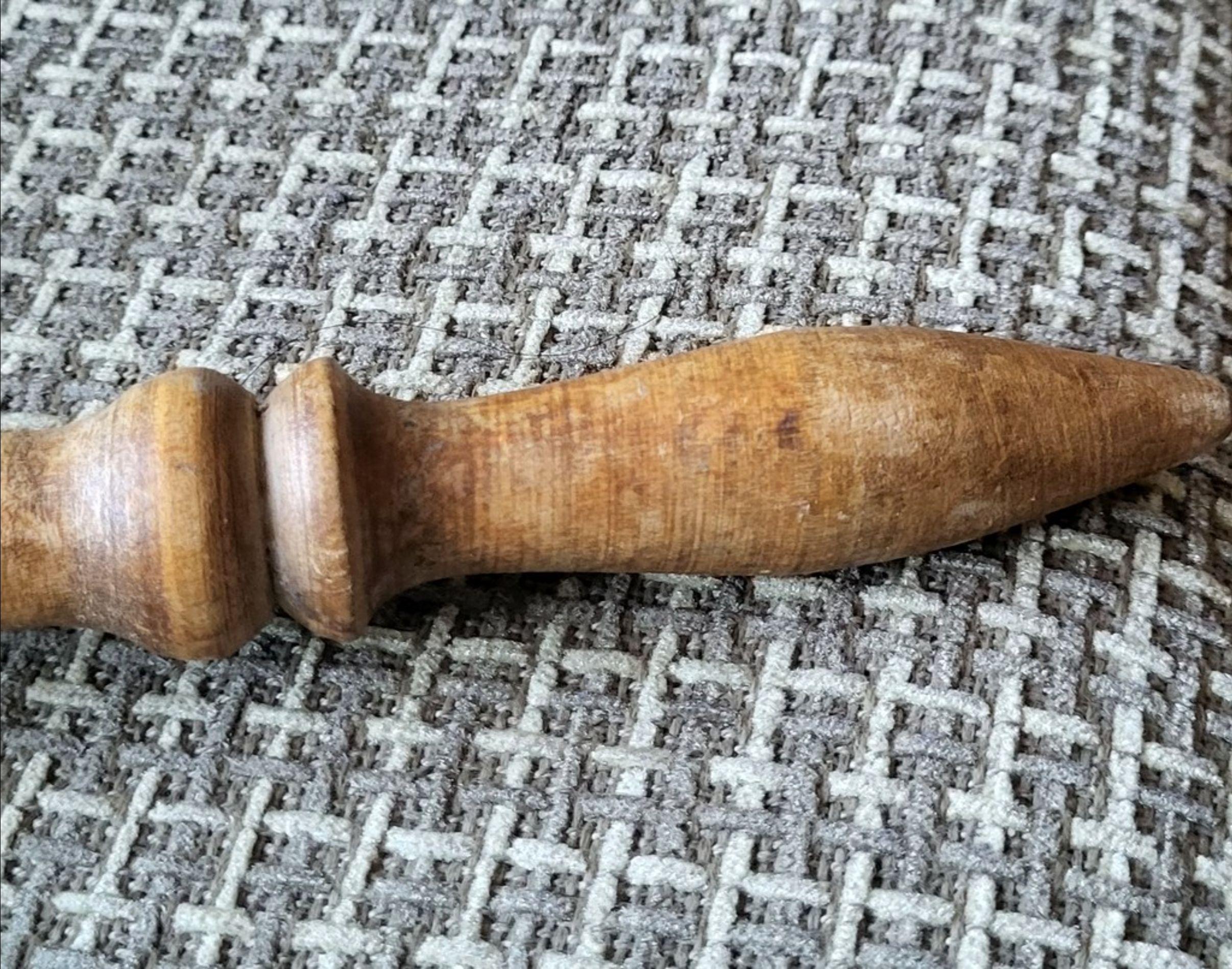Schiacciapatate in legno intagliato a mano di epoca sovietica, anni '60 - 1J200 in vendita 1