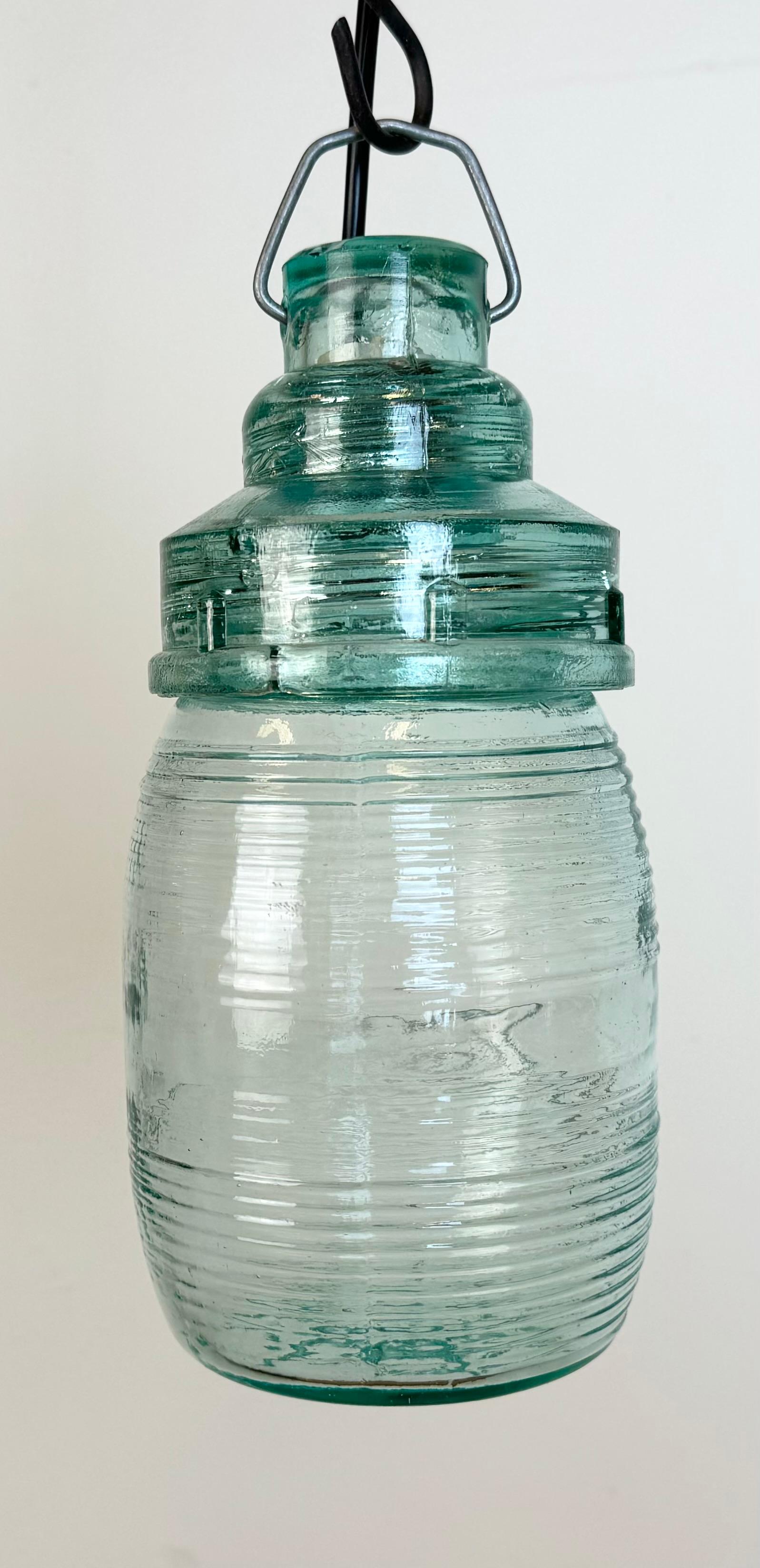Hängeleuchte aus grünem sowjetischem Glas, 1960er Jahre (Industriell) im Angebot