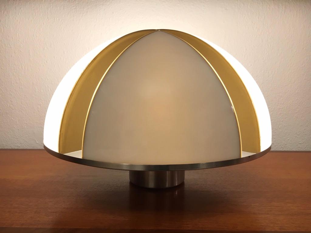 Very interesting vintage acrylic and steel mushroom space age table lamp ca. 1970s
Not identified, probably Italian. Stainless steel base with acrylic semi sphere in 2 parts. One quarter is separated and let the light comes through.
1 standard bulb