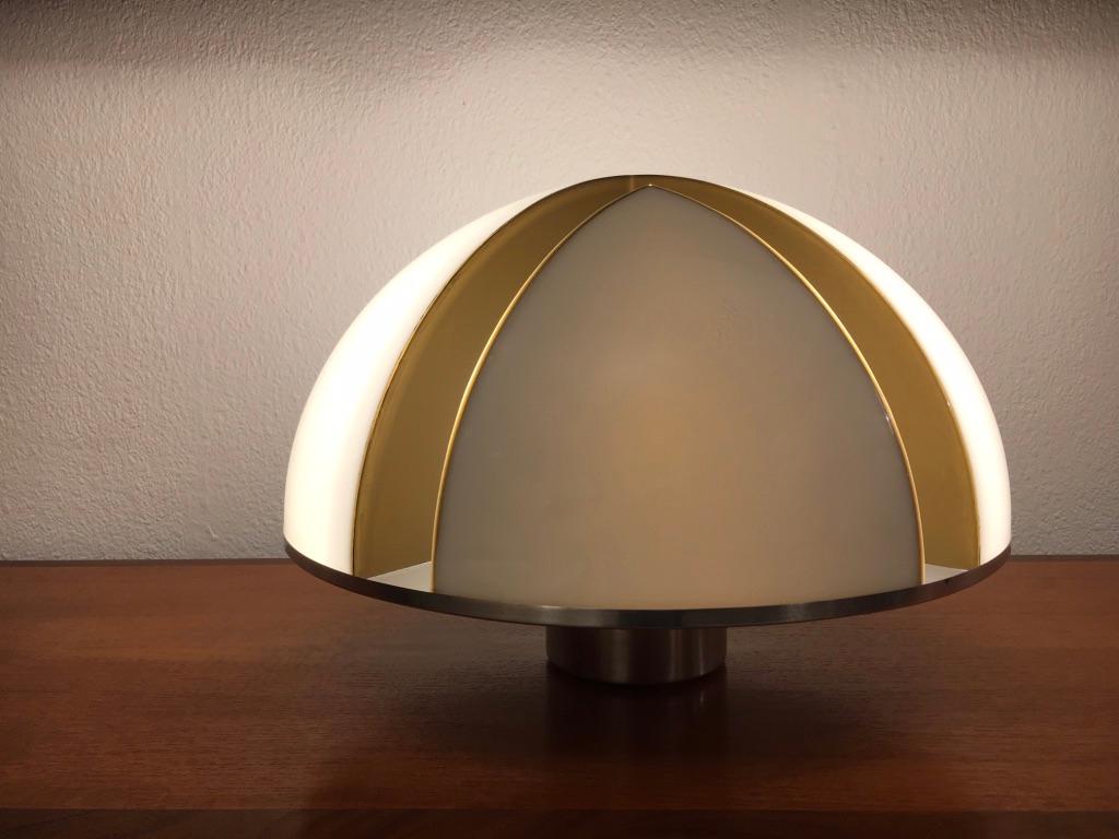 Européen Lampe de table champignon de l'ère spatiale en acrylique et acier, vers 1970 en vente
