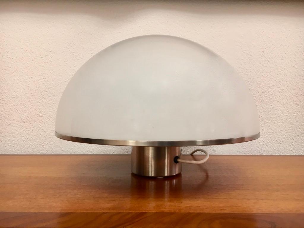 Lampe de table champignon de l'ère spatiale en acrylique et acier, vers 1970 en vente 1