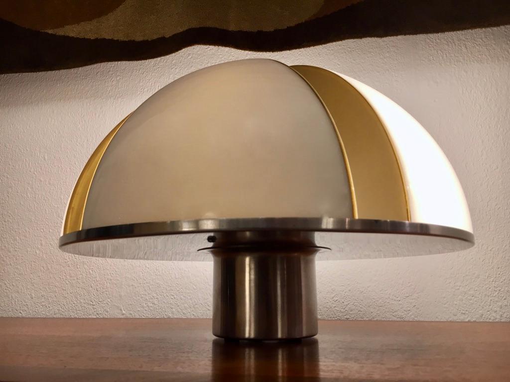 Lampe de table champignon de l'ère spatiale en acrylique et acier, vers 1970 en vente 2