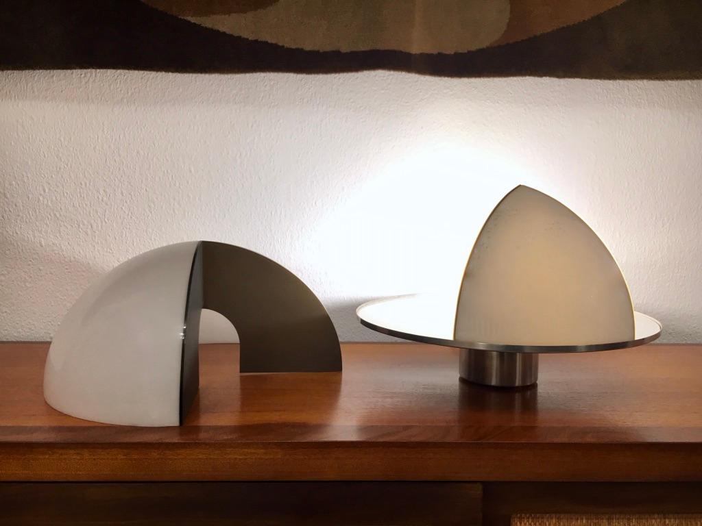 Lampe de table champignon de l'ère spatiale en acrylique et acier, vers 1970 en vente 3