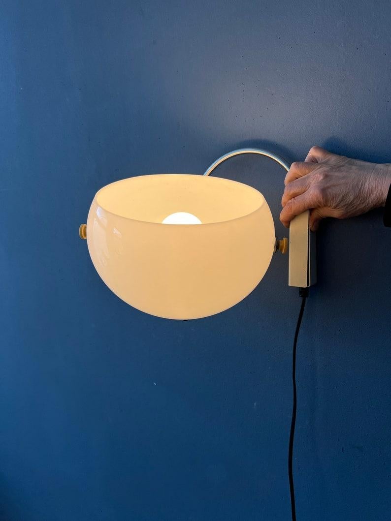 Rara lampada da parete ad arco Anvia bianca con paralume a fungo. Il paralume può essere girato in qualsiasi direzione desiderata. Anche la sua posizione rispetto all'arco può essere regolata. La lampada richiede una lampadina E27/26 (standard) e