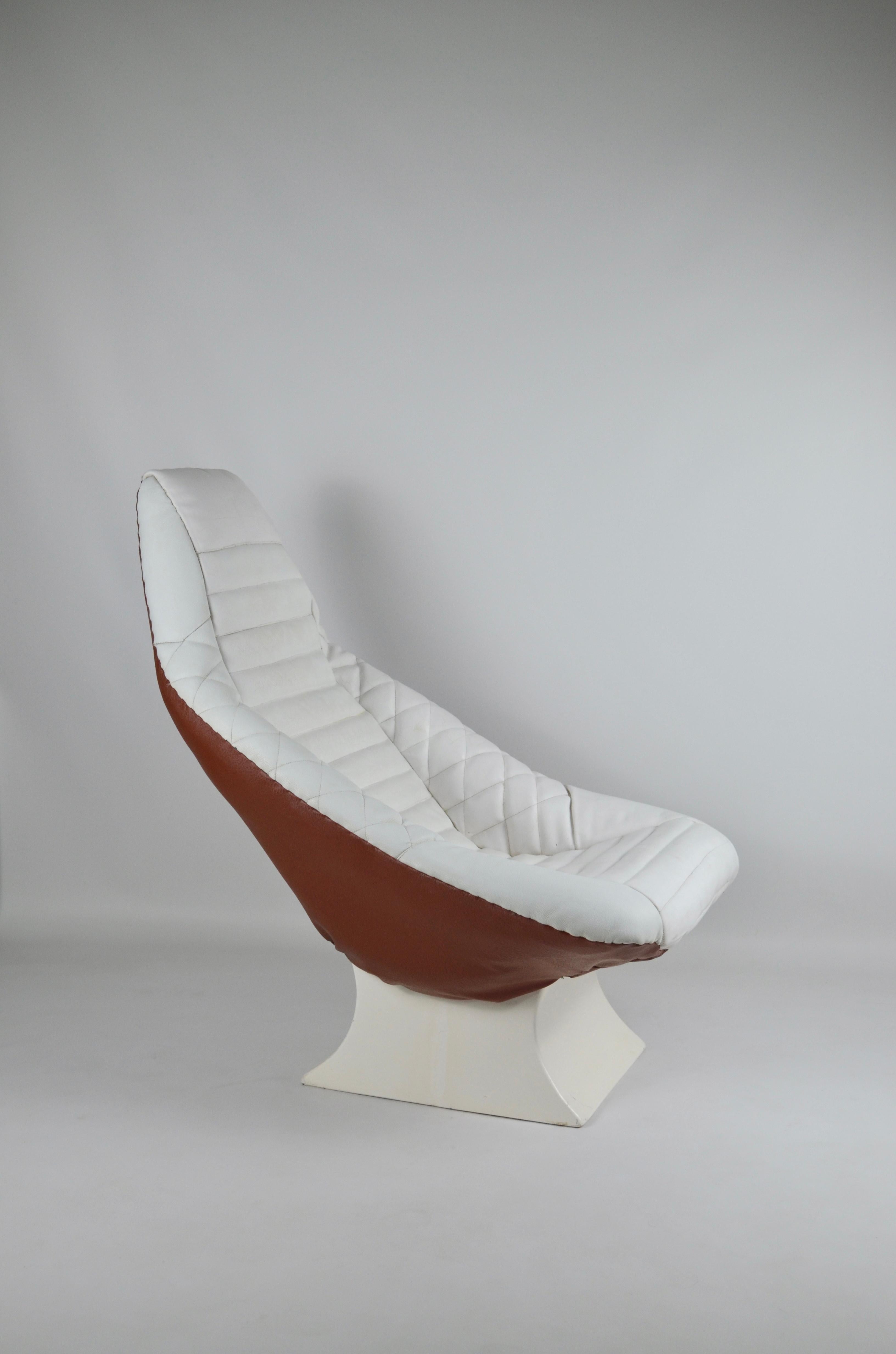 Vintage Space Age Sessel, Italien, 1970er Jahre
Der obere Teil ist aus weißem und der untere Teil aus braunem Leder gefertigt.
Der Sockel ist aus Glasfaser.
Einige Patina und Gebrauchsspuren auf dem weißen Leder des Sitzes