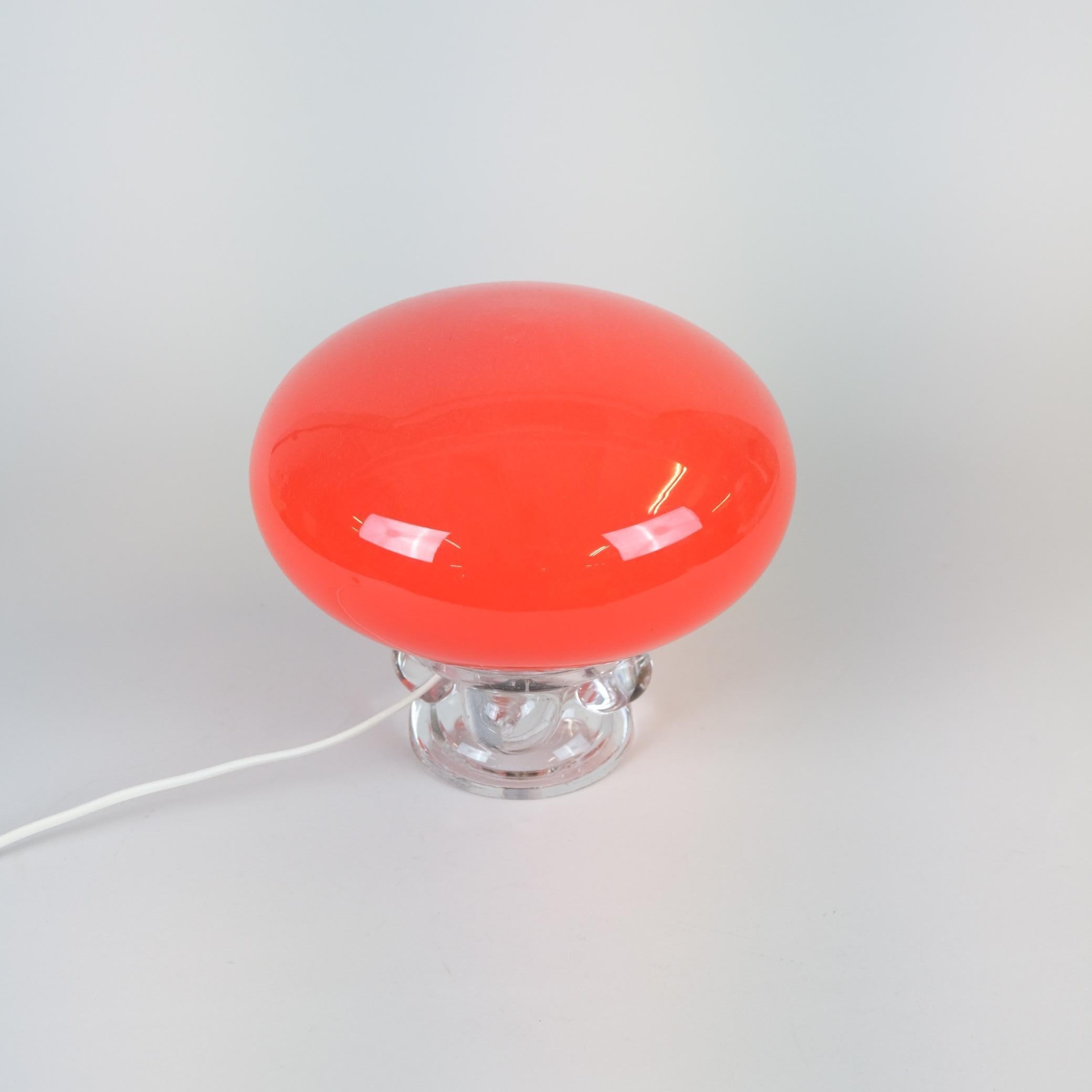 Finlandais Lampe de bureau vintage en verre de l'ère spatiale, champignon rouge, 1970 en vente