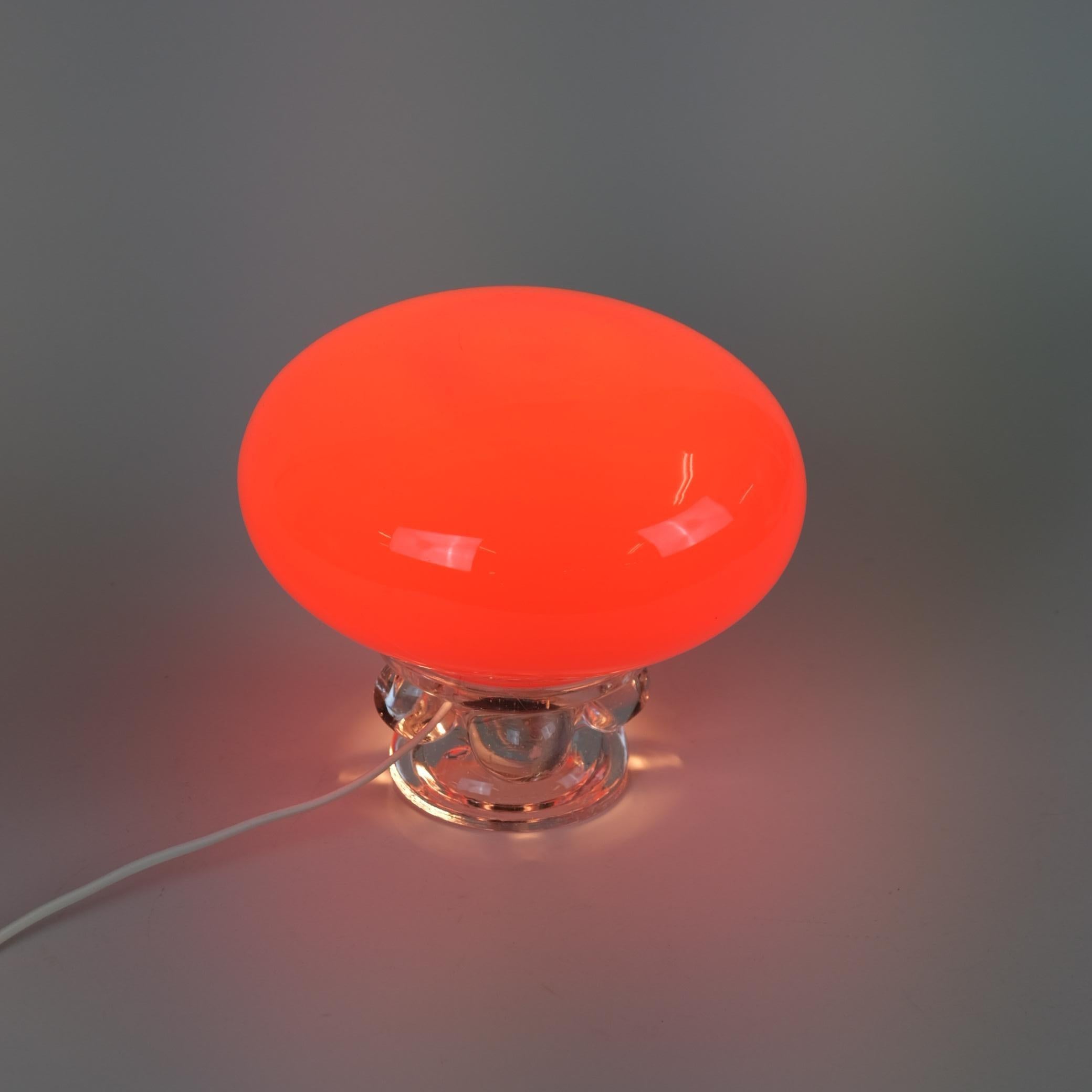 Lampe de bureau vintage en verre de l'ère spatiale, champignon rouge, 1970 Bon état - En vente à Helsinki, FI