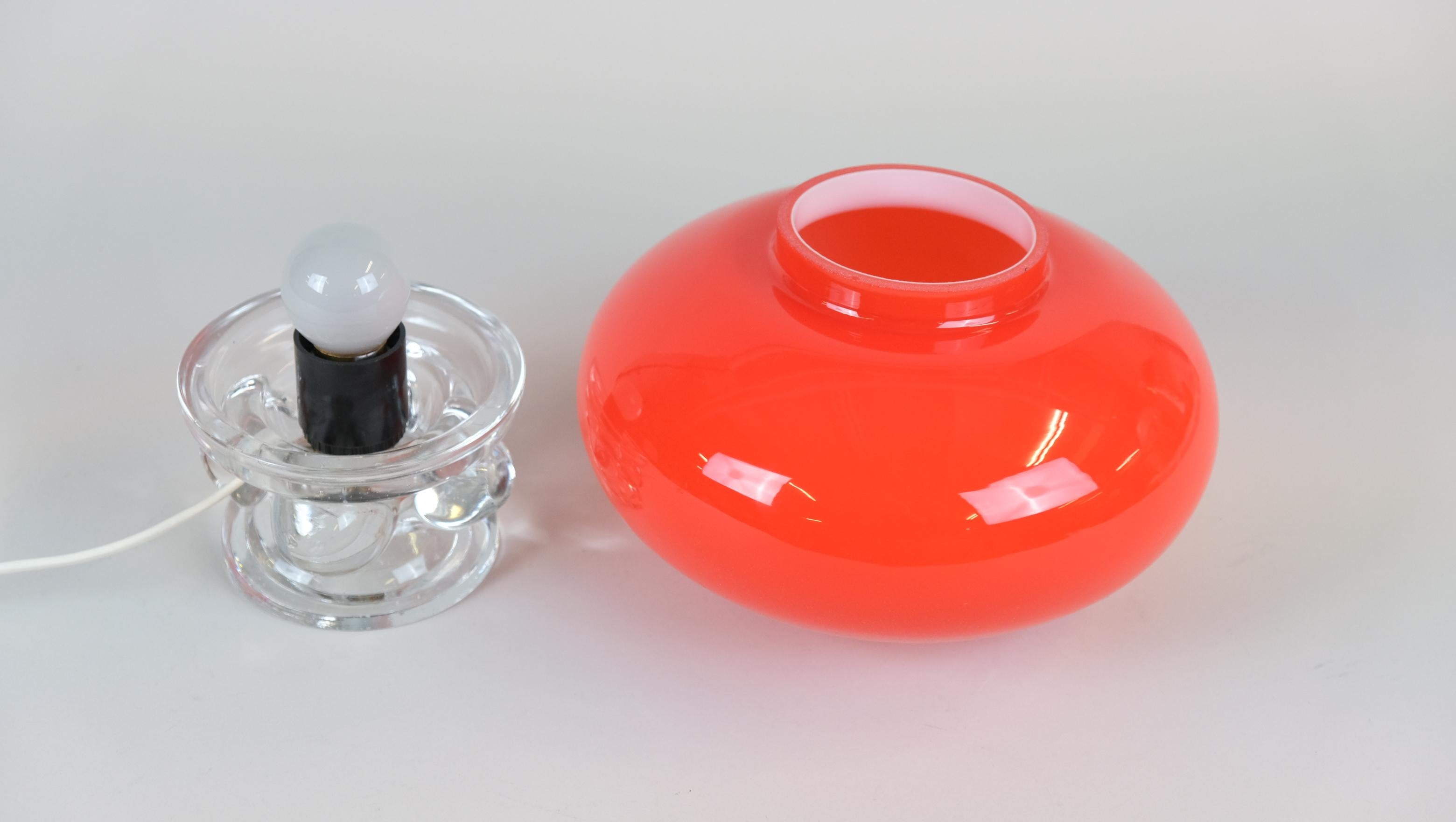 Fin du 20e siècle Lampe de bureau vintage en verre de l'ère spatiale, champignon rouge, 1970 en vente
