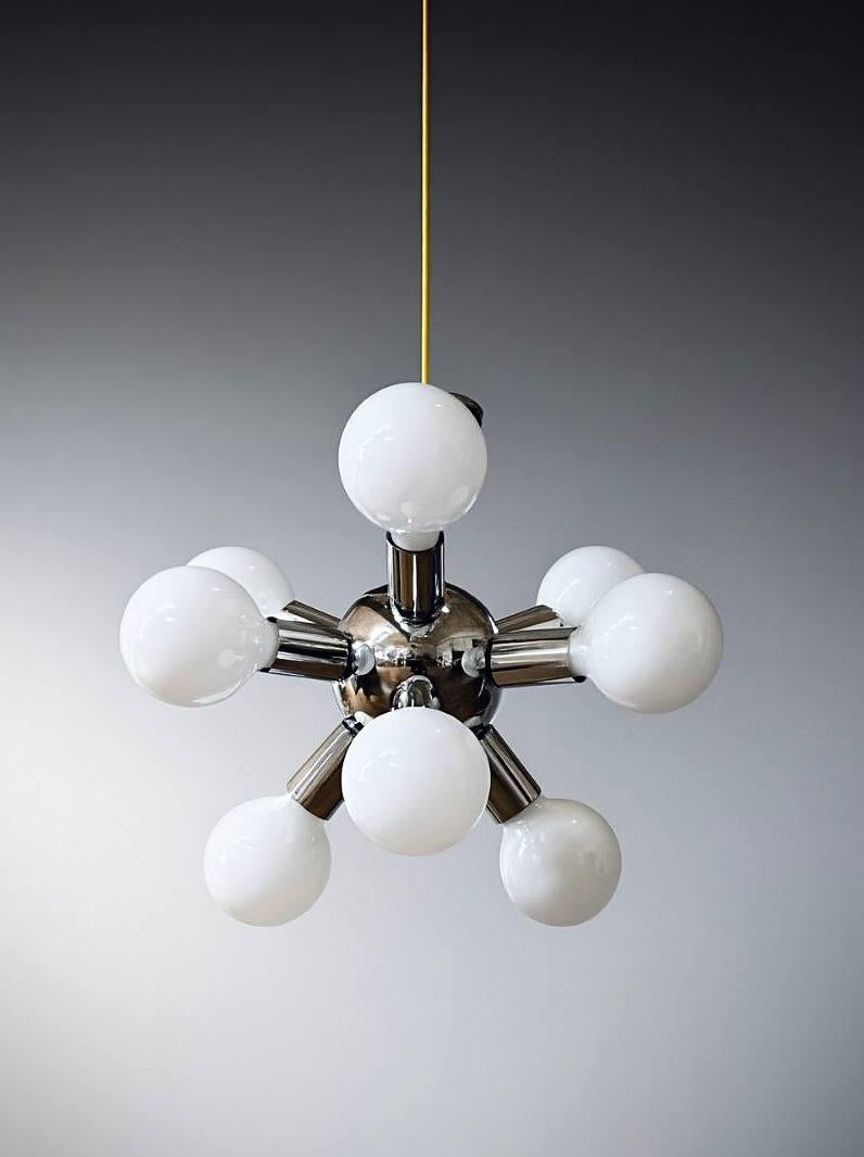 Condizioni: Appena ricablato 
Materiali: Cromo lucido, lampadine in vetro

Questo straordinario lampadario in cromo lucido cattura lo spirito ottimista dell'era dell'AGE, quando la società guardava al futuro con entusiasmo, innovazione e