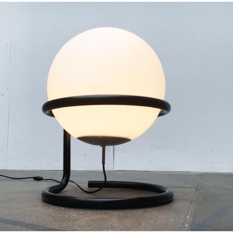 Elegant lampadaire ou lampe de table de l'ère spatiale

Un design imposant, mais simple. Une grande boule de cristal est maintenue dans un cadre aux courbes élégantes. La base est dissoute dans un anneau formé par un tuyau continu, peint en noir.