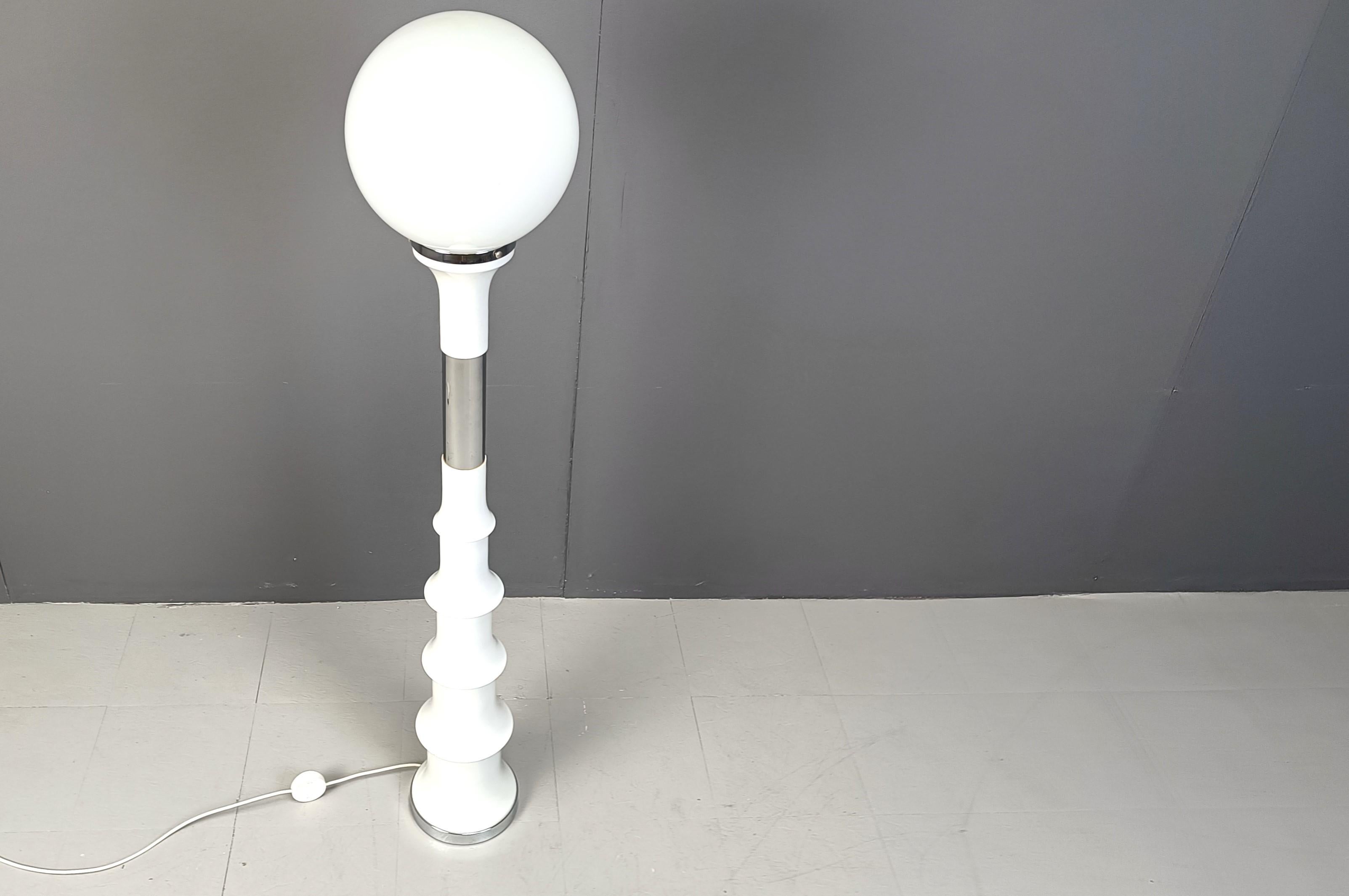 Space age 'faux bamboo' floo rlamp designed by Enrico Tronconi for Vistosi.

The lamp is made from a chromed metal and plastic base with a glass globe.

Tested and ready to use, works with a regular E27 light bulb.

1970s - Italy

Height: