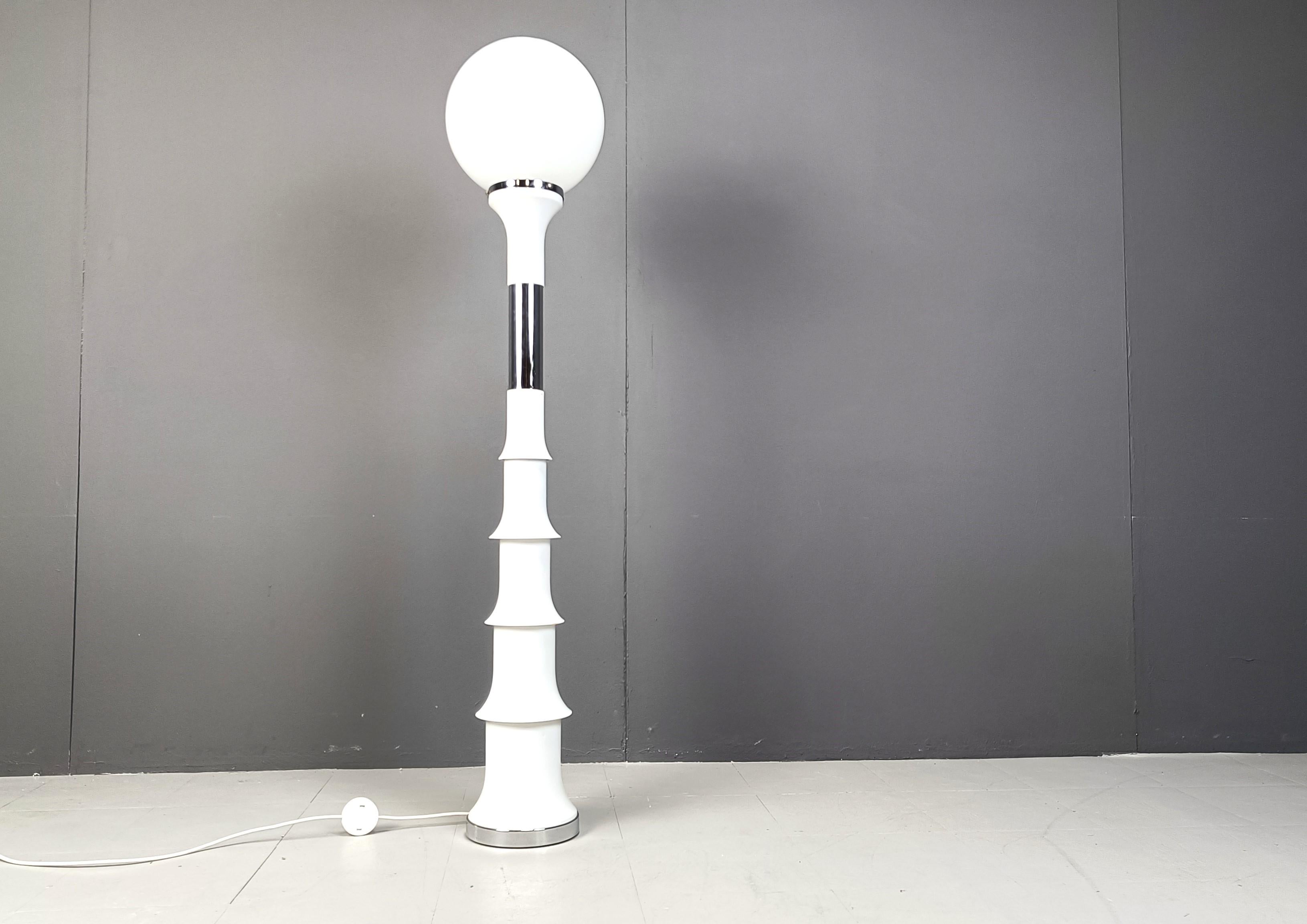 Vintage Space Age Bamboo Floor Lamp by Enrico Tronconi for Vistosi, Italy, 1970s In Good Condition In Leuven, Vlaams Gewest