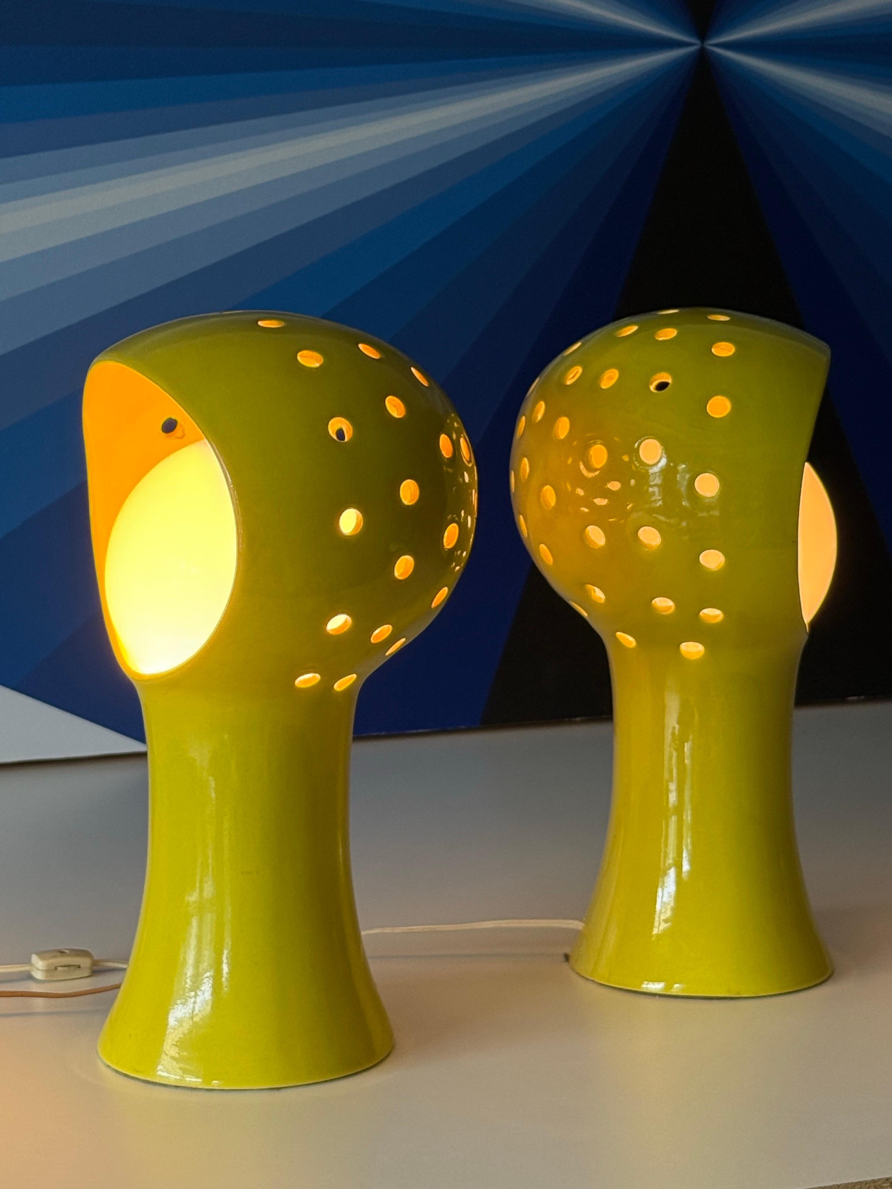Paire de lampes en céramique jaune vif de l'ère spatiale. Design/One extrêmement unique avec des bases de piédestal en forme de tulipe qui mènent à un sommet arrondi. La partie supérieure de la lampe est perforée, ce qui lui confère une texture et