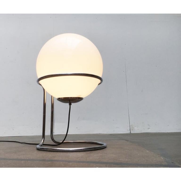 Elegante lámpara de pie o de mesa de la Era Espacial

Un diseño imponente pero sencillo. Una gran bola de cristal se sostiene en un anillo elegantemente curvado de tubo de acero cromado. La base se disuelve en un anillo. La parte superior e inferior