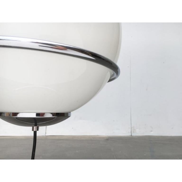 Lámpara de pie Vintage Space Age con bola de cromo y cristal Era espacial en venta