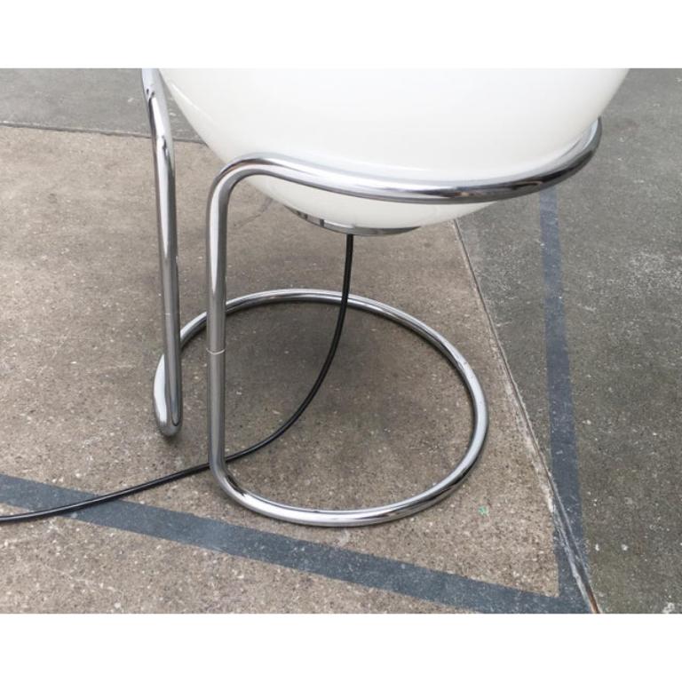 Lámpara de pie Vintage Space Age con bola de cromo y cristal en Bueno estado para la venta en Hamburg, DE