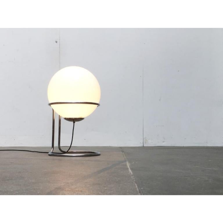 Lámpara de pie Vintage Space Age con bola de cromo y cristal siglo XX en venta