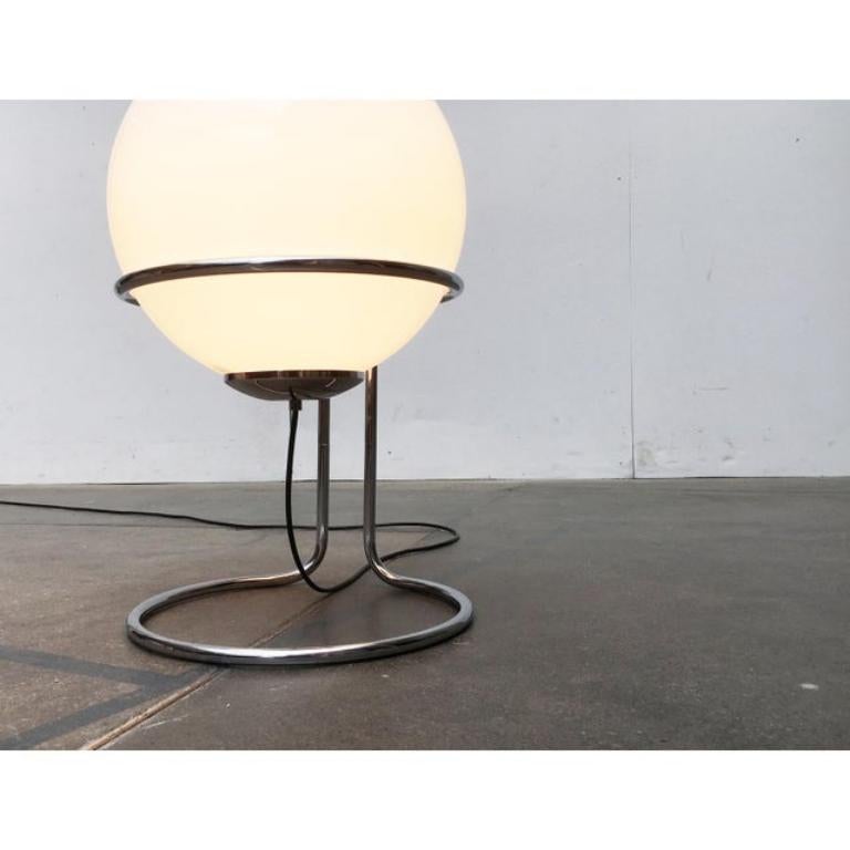 Lámpara de pie Vintage Space Age con bola de cromo y cristal en venta 1