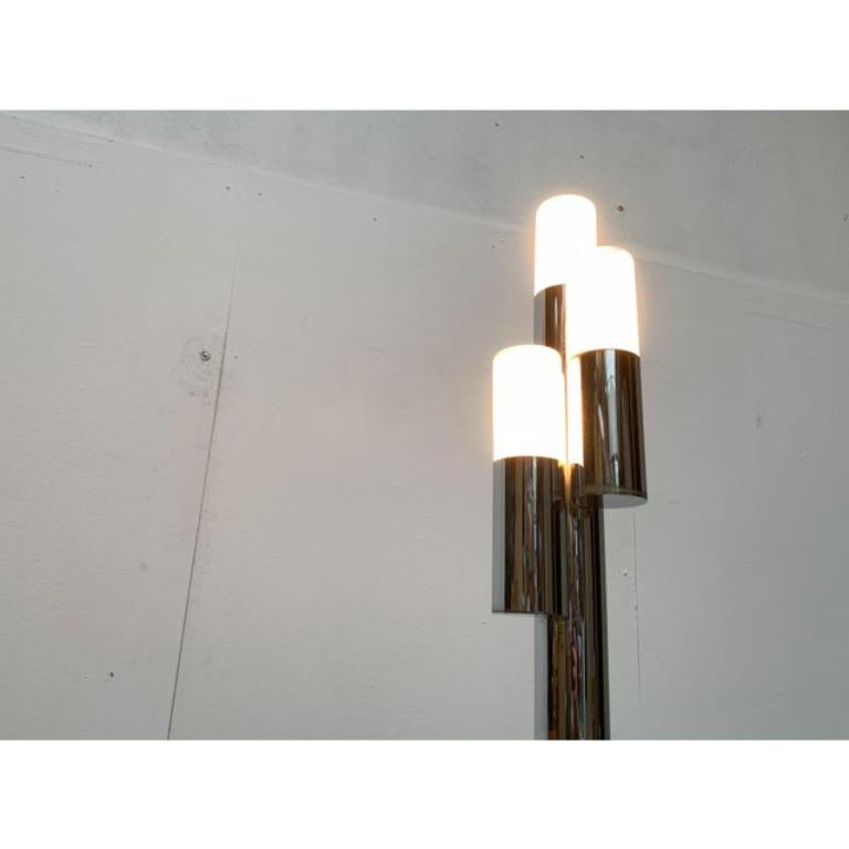 Rare lampe de table de l'ère spatiale.

Un design simple avec une finition chromée en miroir. Le corps de la lampe est constitué d'une combinaison de trois cylindres de différentes hauteurs. Un cylindre central est monté de manière asymétrique sur