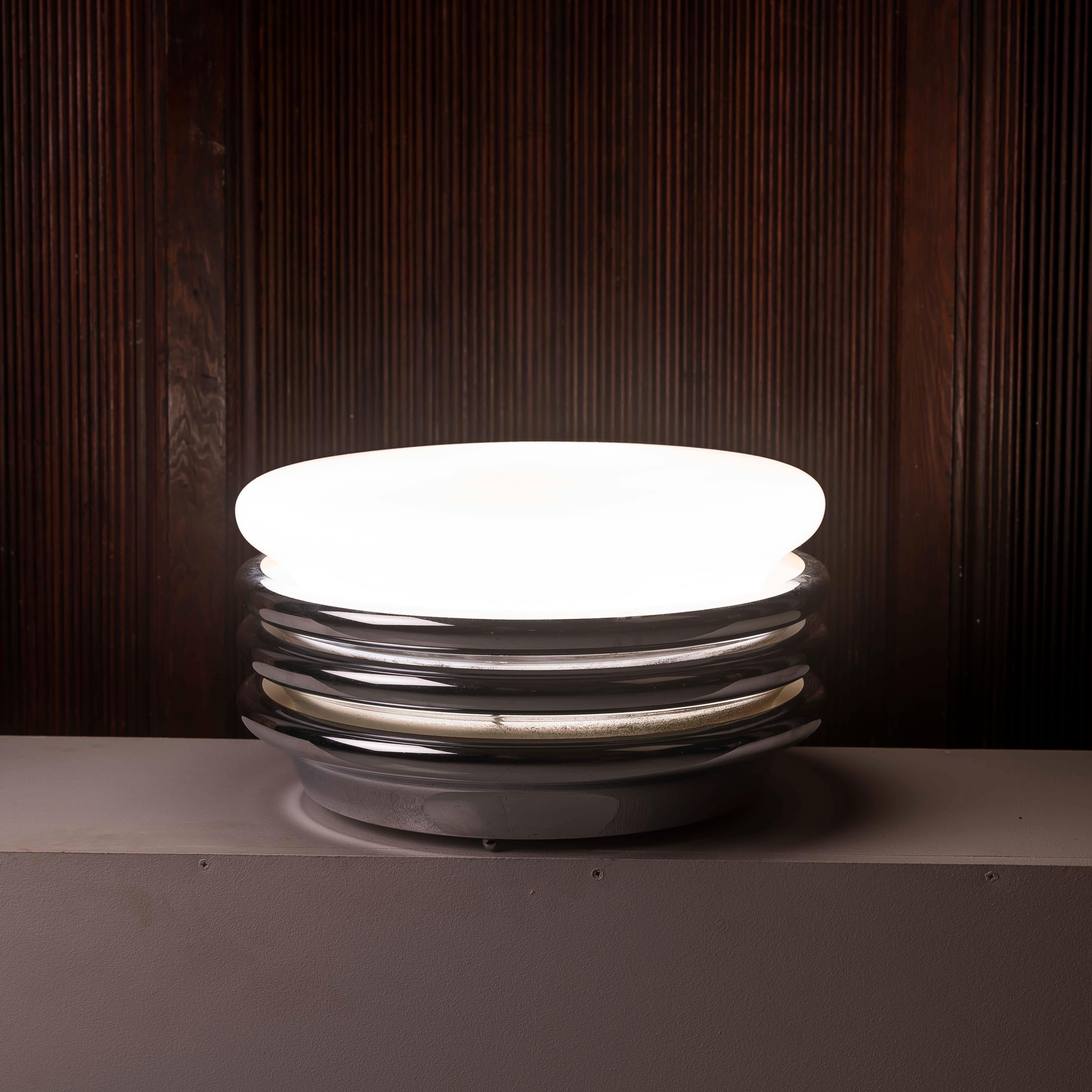 Ère spatiale Lampe de table XL de l'ère spatiale chromée et opalin des années 1970 en vente