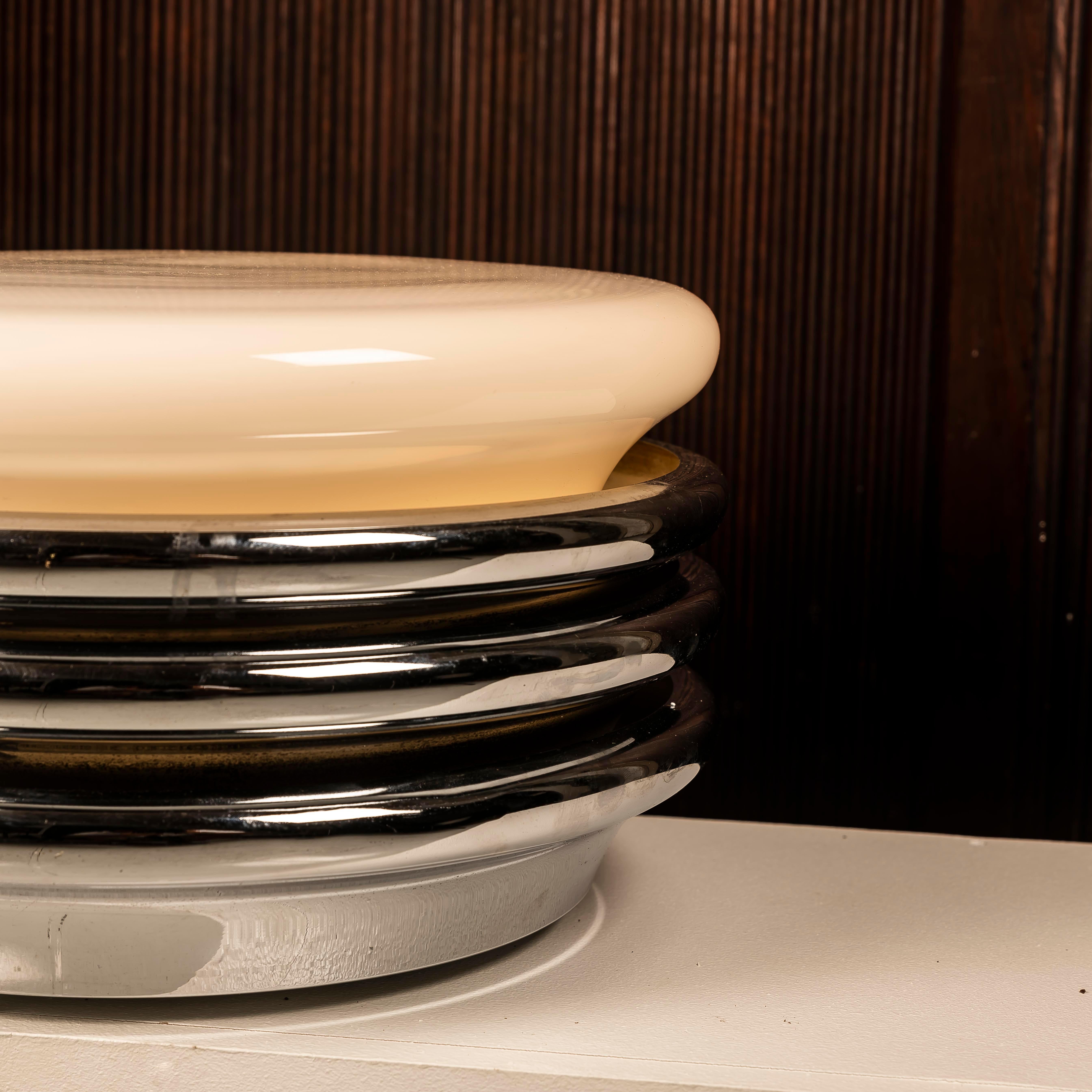 Espagnol Lampe de table XL de l'ère spatiale chromée et opalin des années 1970 en vente
