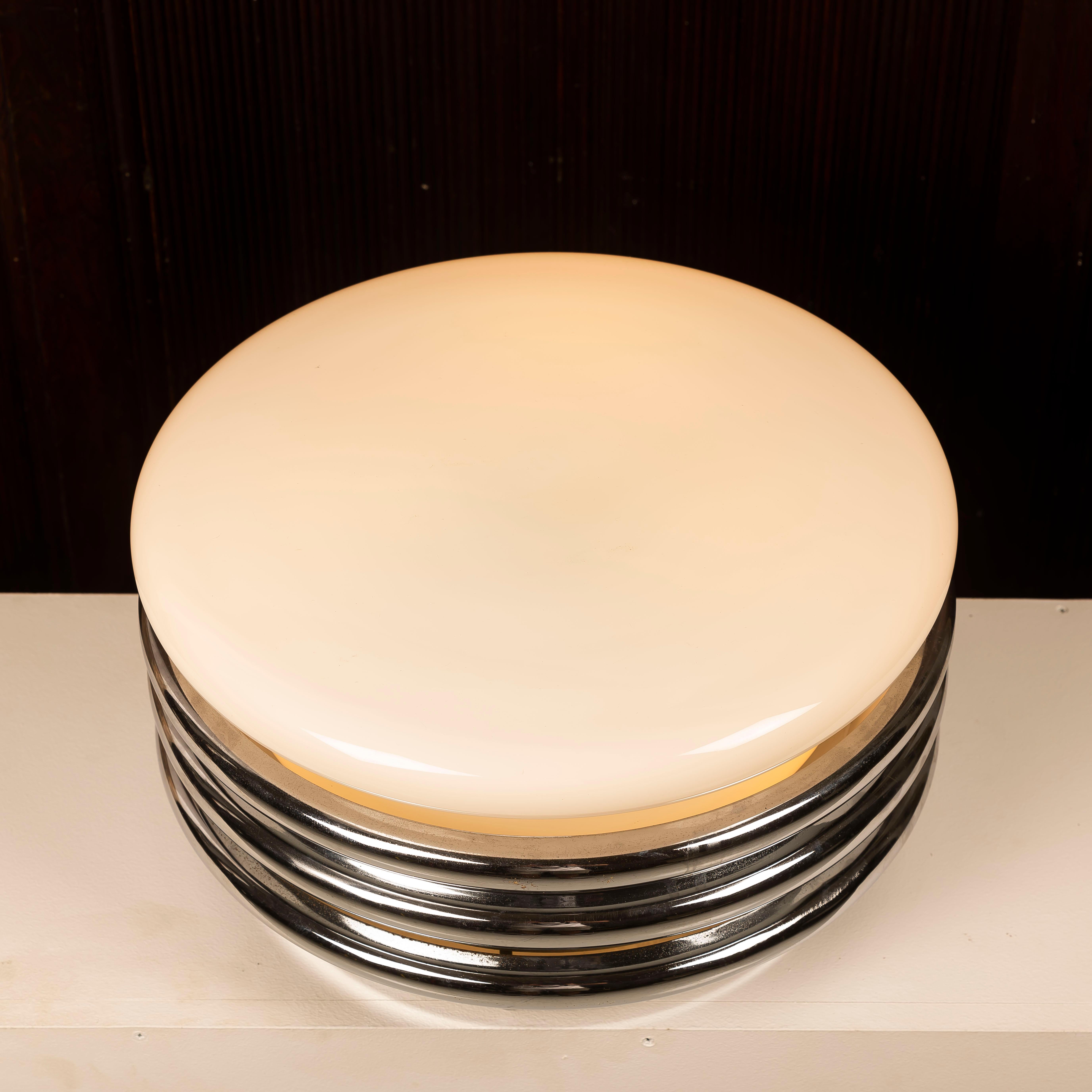 Lampe de table XL de l'ère spatiale chromée et opalin des années 1970 Bon état - En vente à BARCELONA, ES