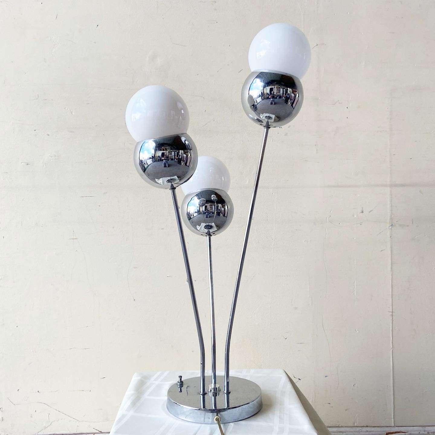 Exceptional mid century modern space age table lamp in the style of Robert Sonneman. Features a chrome finish with a bulbous fixture for larger lightbulbs as is meant to be displayed.
