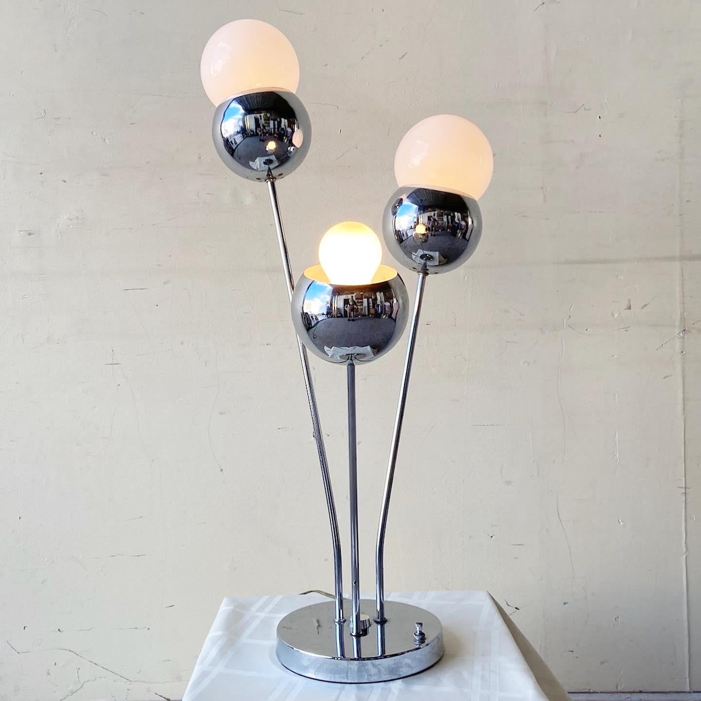 Exceptional mid century modern space age table lamp in the style of Robert Sonneman. Features a chrome finish with a bulbous fixture for larger lightbulbs as is meant to be displayed. 