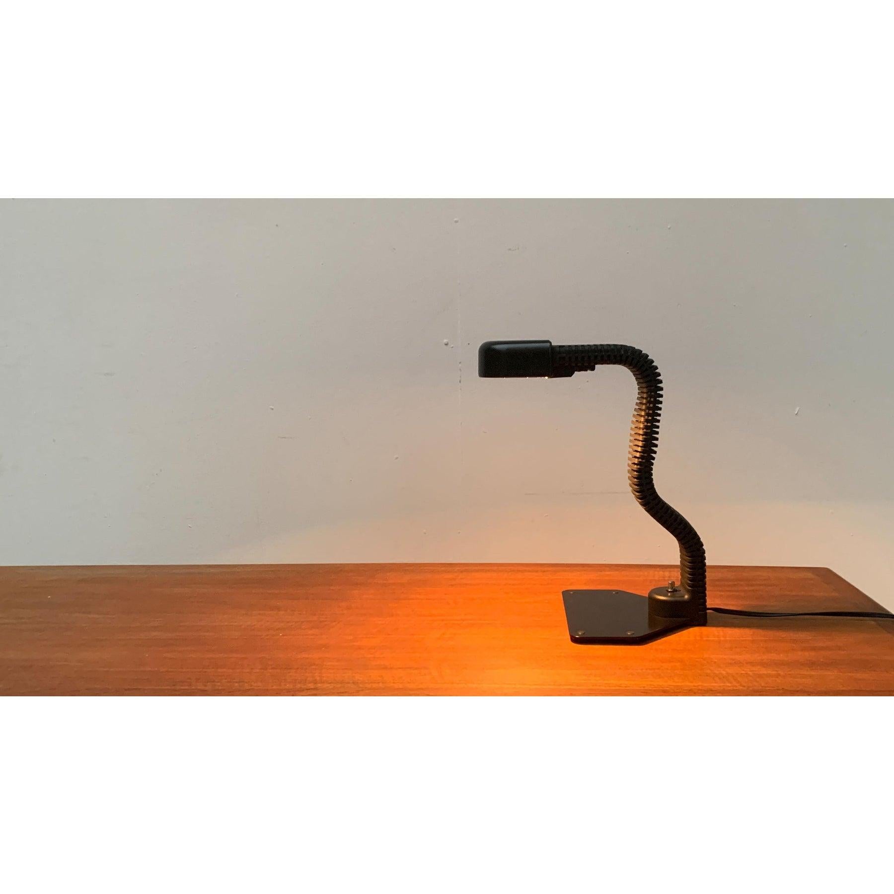 Lampe de table Cobra de l'ère spatiale d'après un design de Masayuki Kurokawa des années 70.

Ce design reflète l'orientation dominante du Japon des années 70. Le métabolisme dans l'architecture et une sorte de fonctionnalisme futuriste dans le