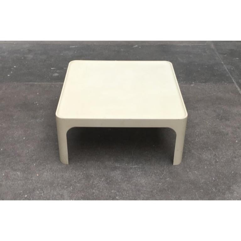 Grande table basse basée sur un design de Fabricius des années 70.
Forme et couleur simples et intemporelles. Le bord est légèrement surélevé. Cette pièce porte une marque d'attribution.

Informations complémentaires :
MATERIAL Plastique
Couleur :