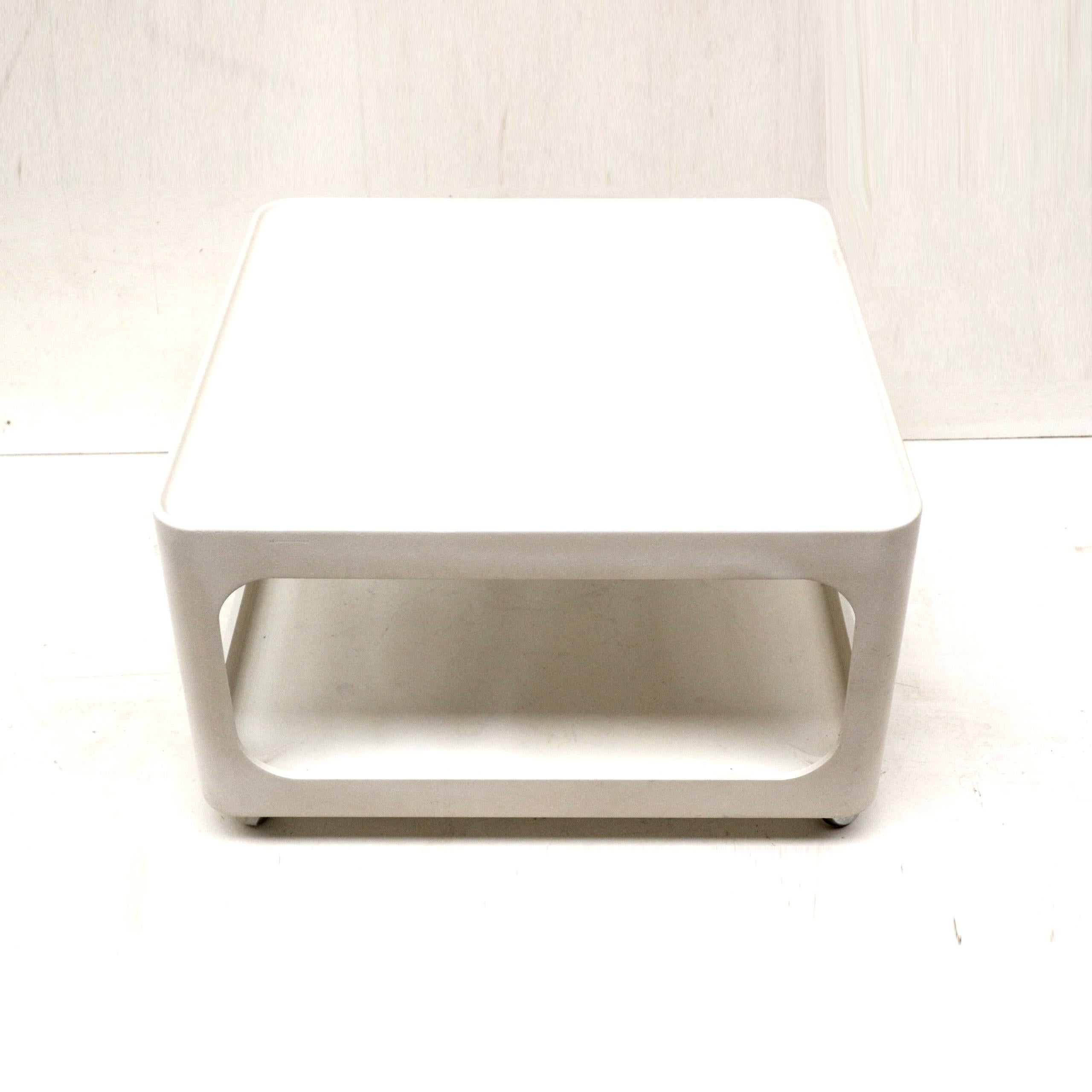 Tavolino vintage dell'era spaziale su ruote realizzato negli anni '70.

Dimensioni:
Larghezza: 69,7 cm
Profondità: 69.7 cm
Altezza: 41.5 cm

Il tavolo presenta piccole tracce d'uso, coerenti con la sua età.